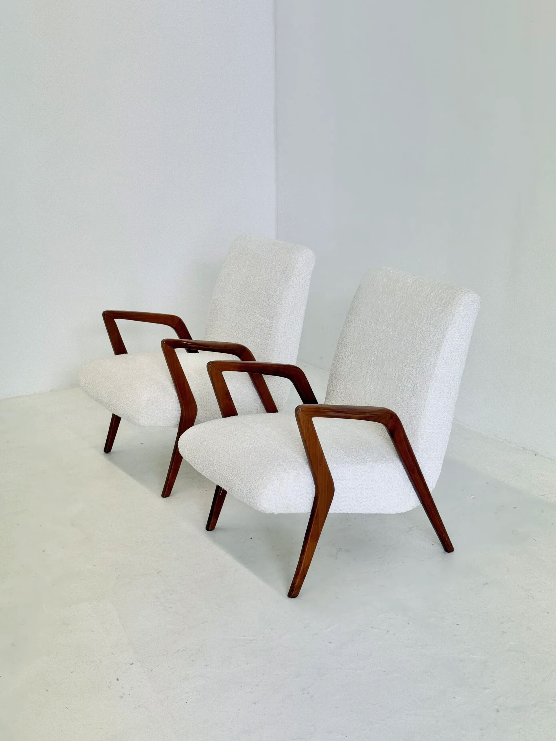 Italian mid-century lounge chair in cherry wood with white bouclé