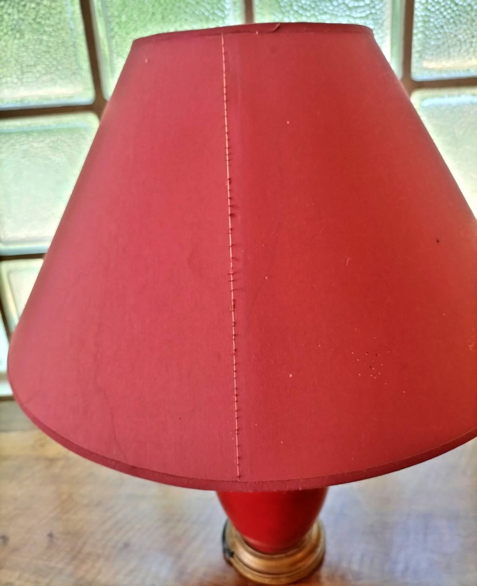 Vintage ceramic table lamp with a lacquered finish, golden potiche base and brass.