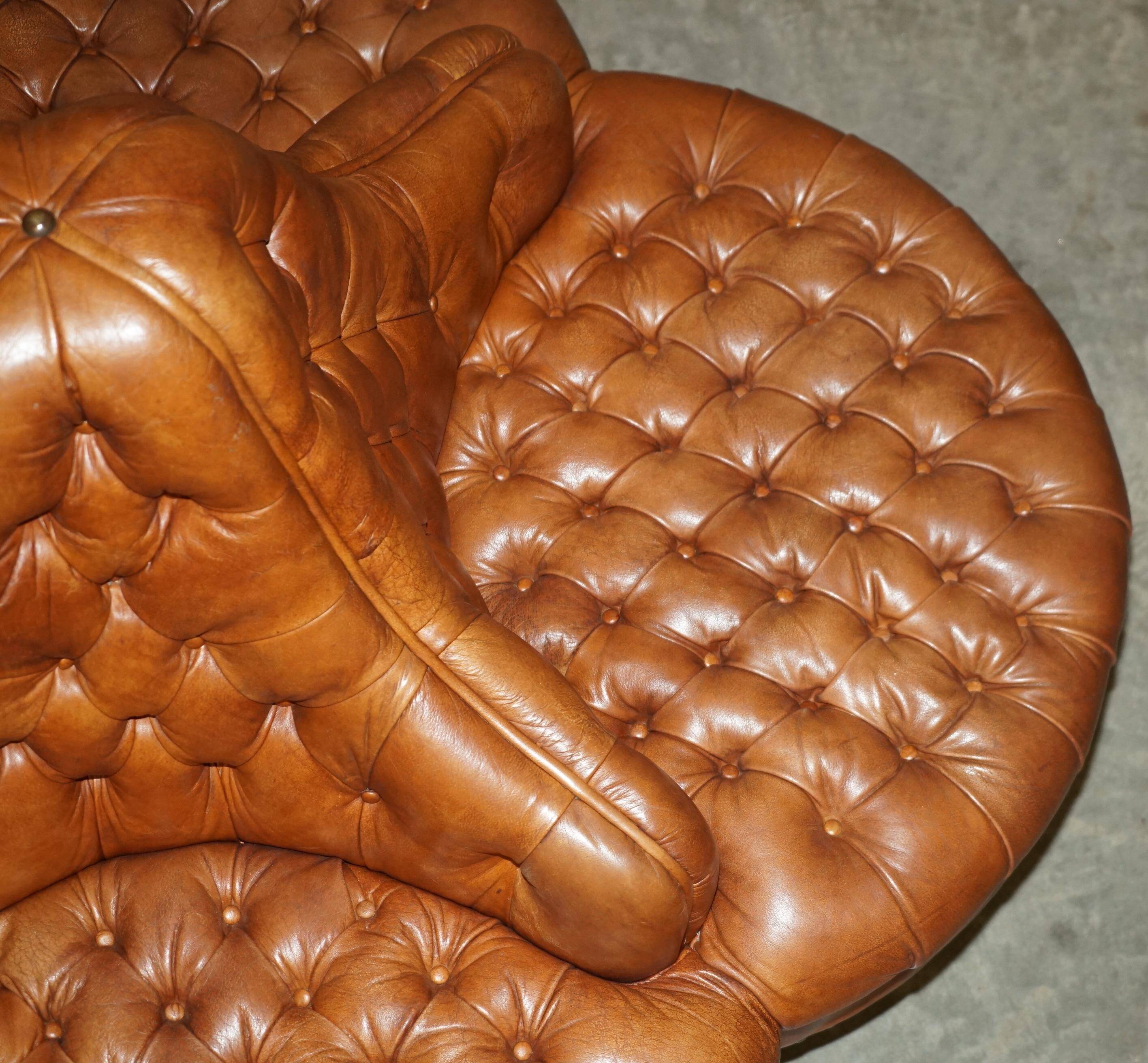 Heritage leather Chesterfield sofa, four-seater, Tête-à-Tête model.