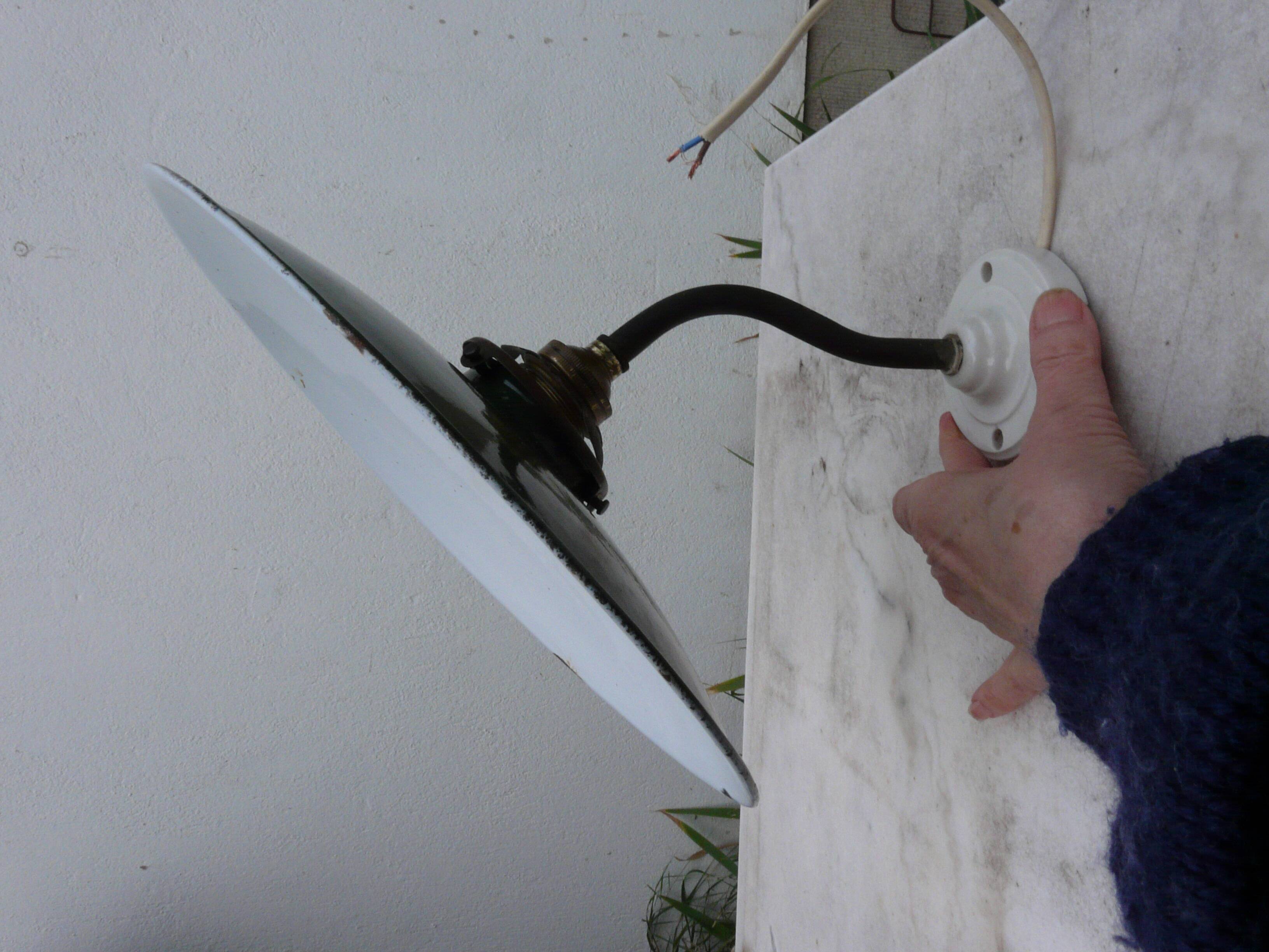Industrial wall light in enameled sheet metal, swan neck, porcelain base