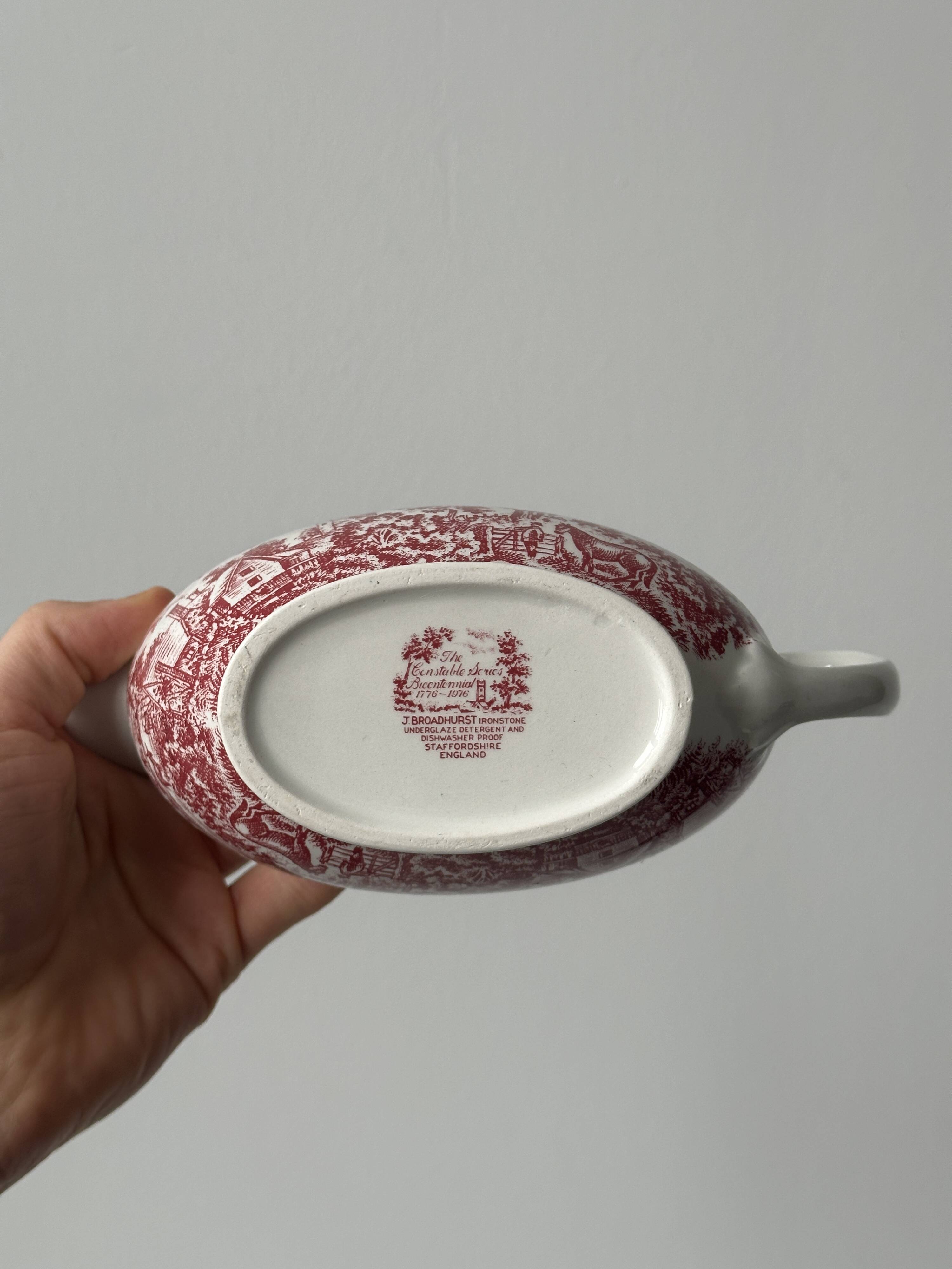 Porcelain gravy boat 'The constable series Bicentennial' pink
