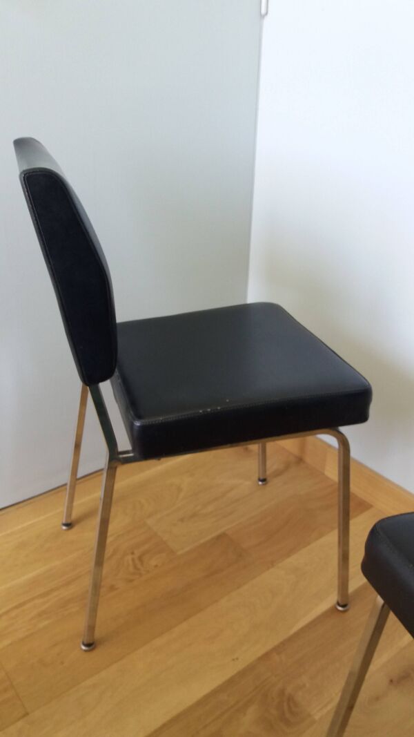 Chaises métal chromé et skaï simili-cuir noir style moderniste rétro