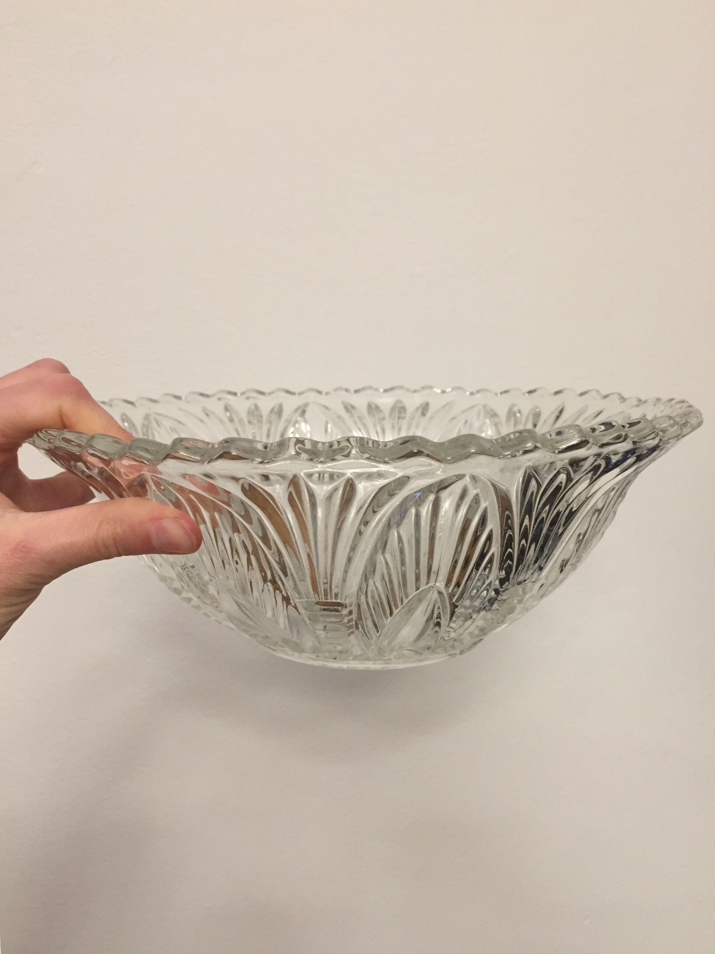 Chiseled glass bowl with palm patterns
