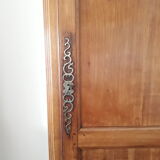 Armoire ancienne ou homme debout