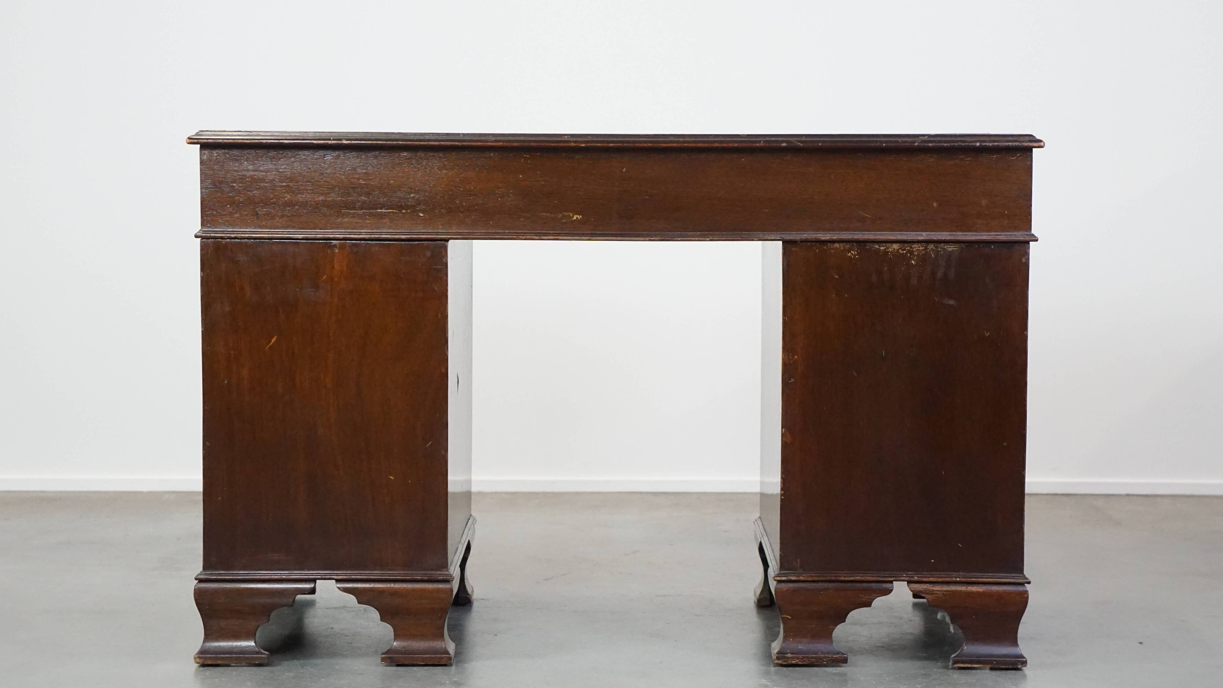 Bureau anglais 9 tiroirs en bois et cuir