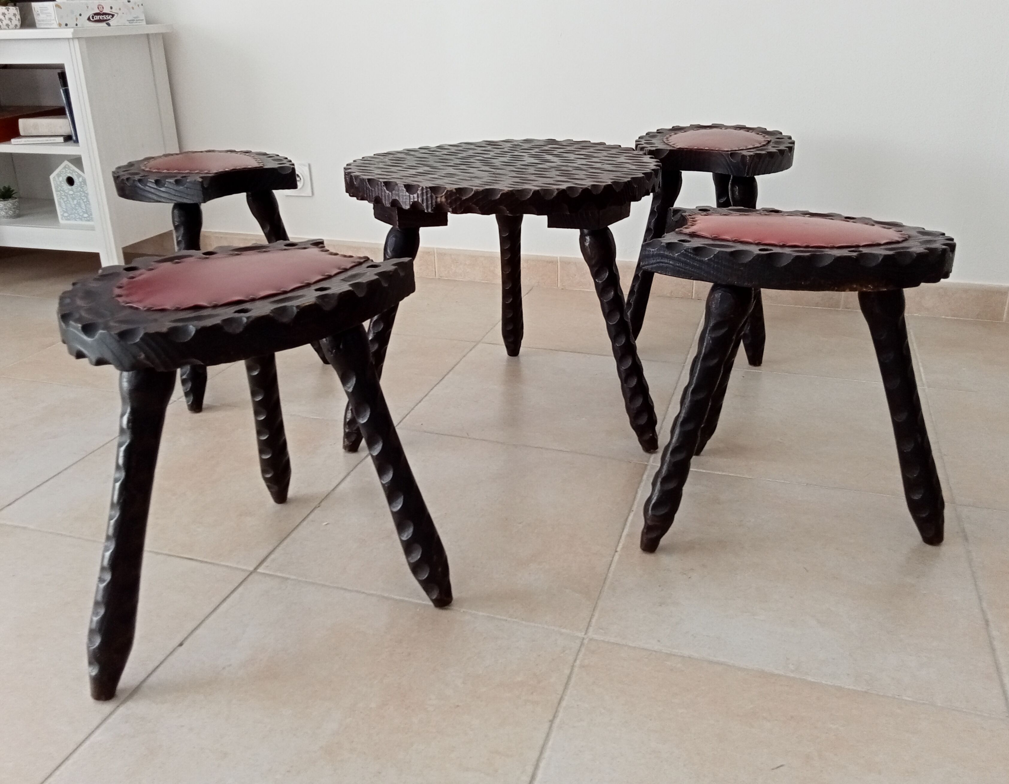 Ensemble de 5 tabourets et une table tripode brutaliste espagnol années 60