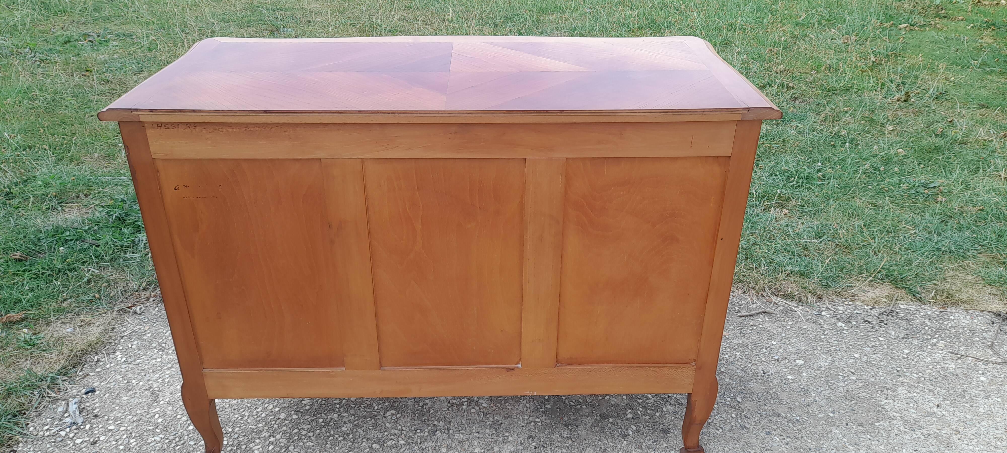 Commode 3 tiroirs teinté merisier style Louis XVI  avec clé