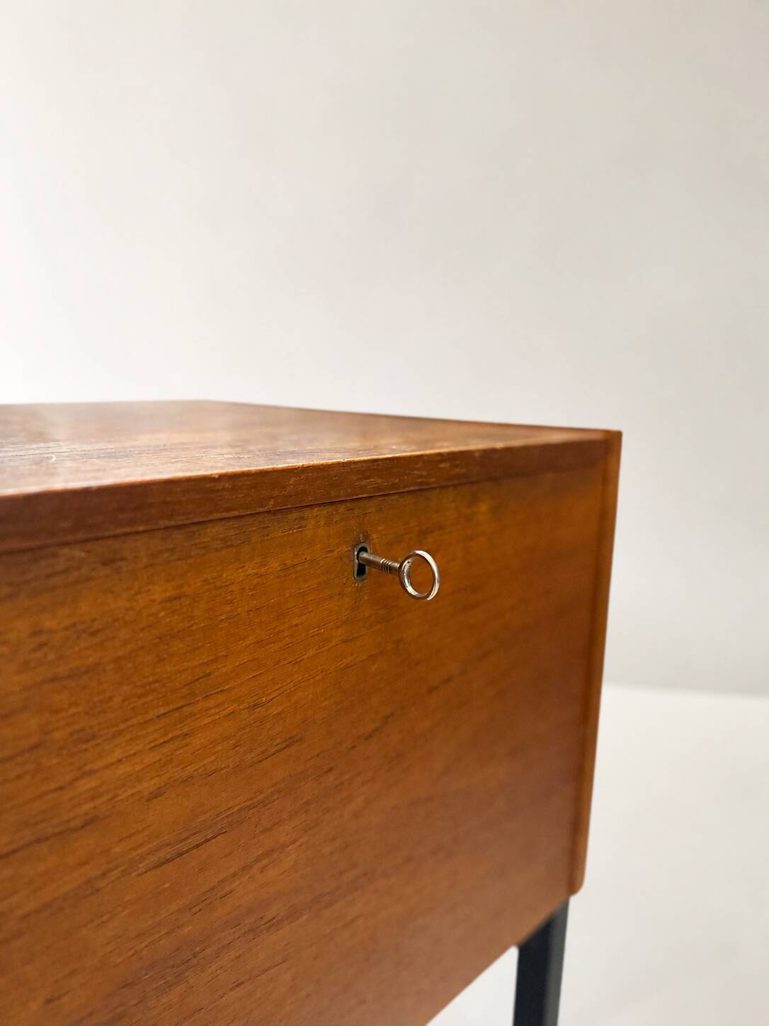 Table d'appoint / chariot des années 50 en bois et métal