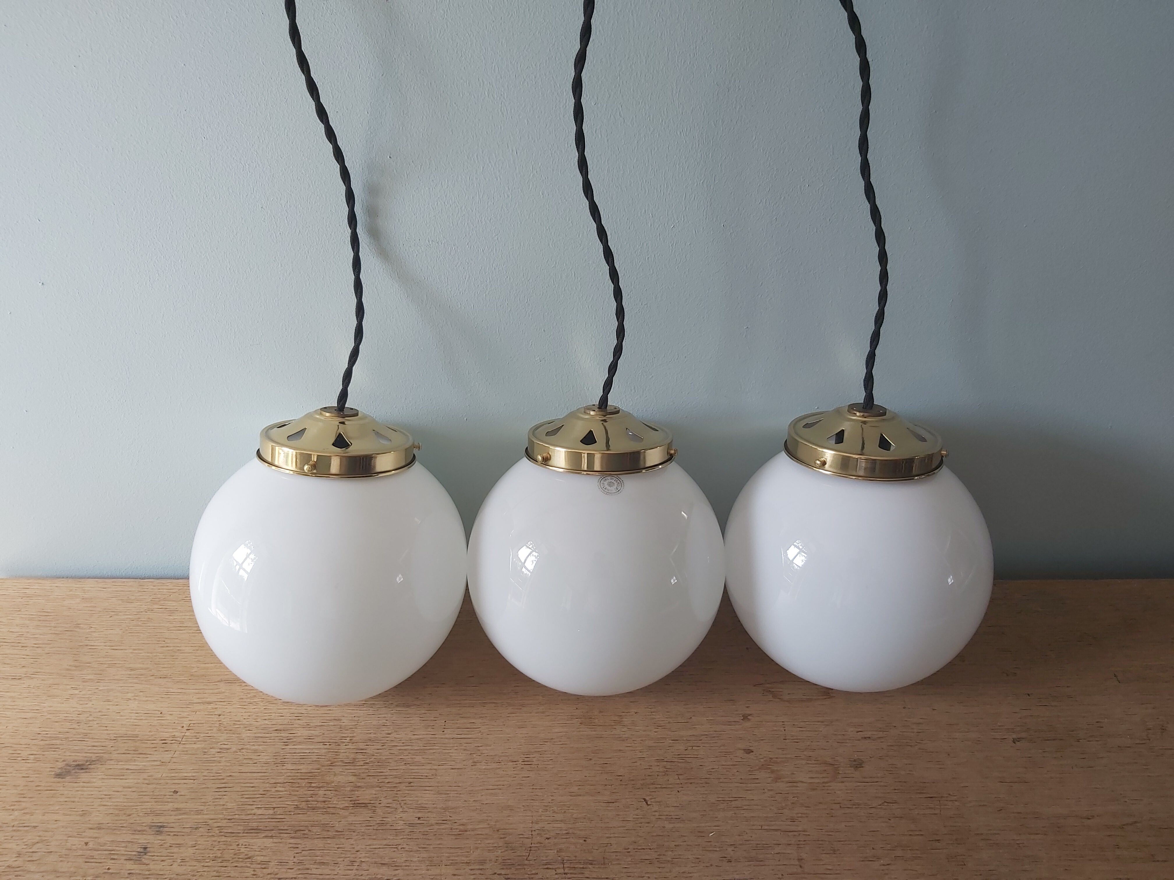 Lot de 3 suspensions art deco avec globe en opaline blanche