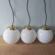 Lot de 3 suspensions art deco avec globe en opaline blanche
