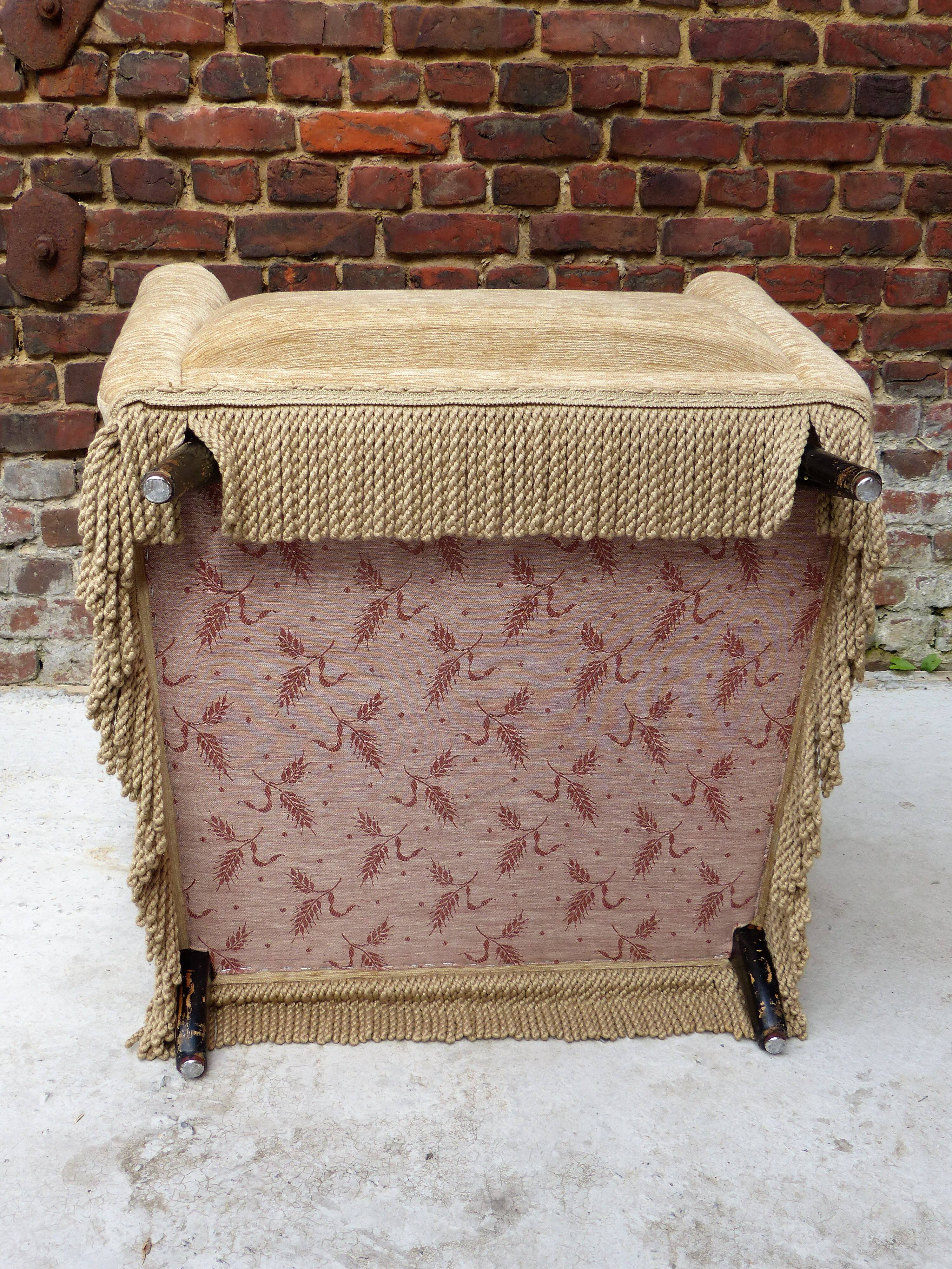 Fauteuil en velour beige et franges