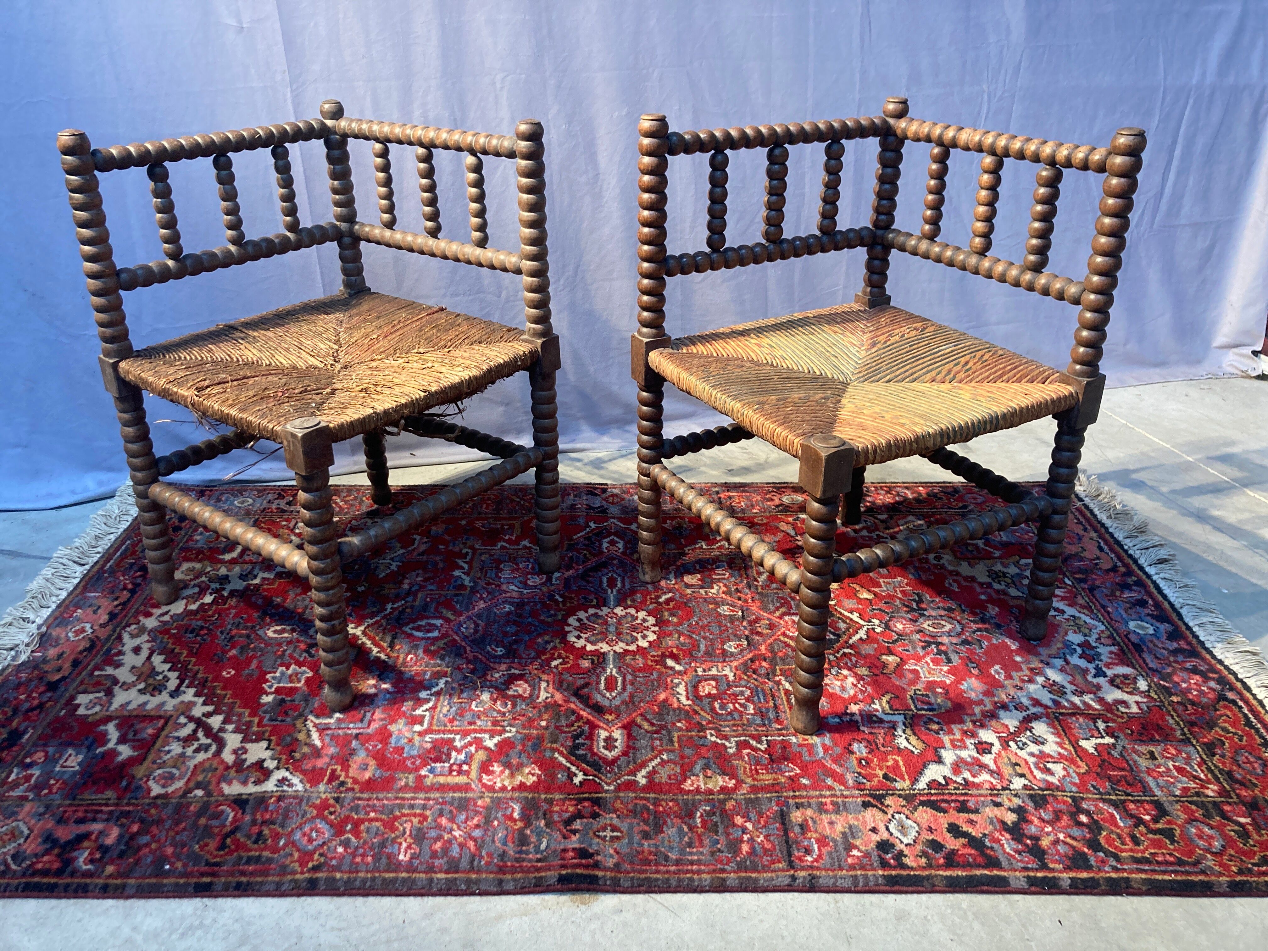 Duo de chaises de nourrice sculptées