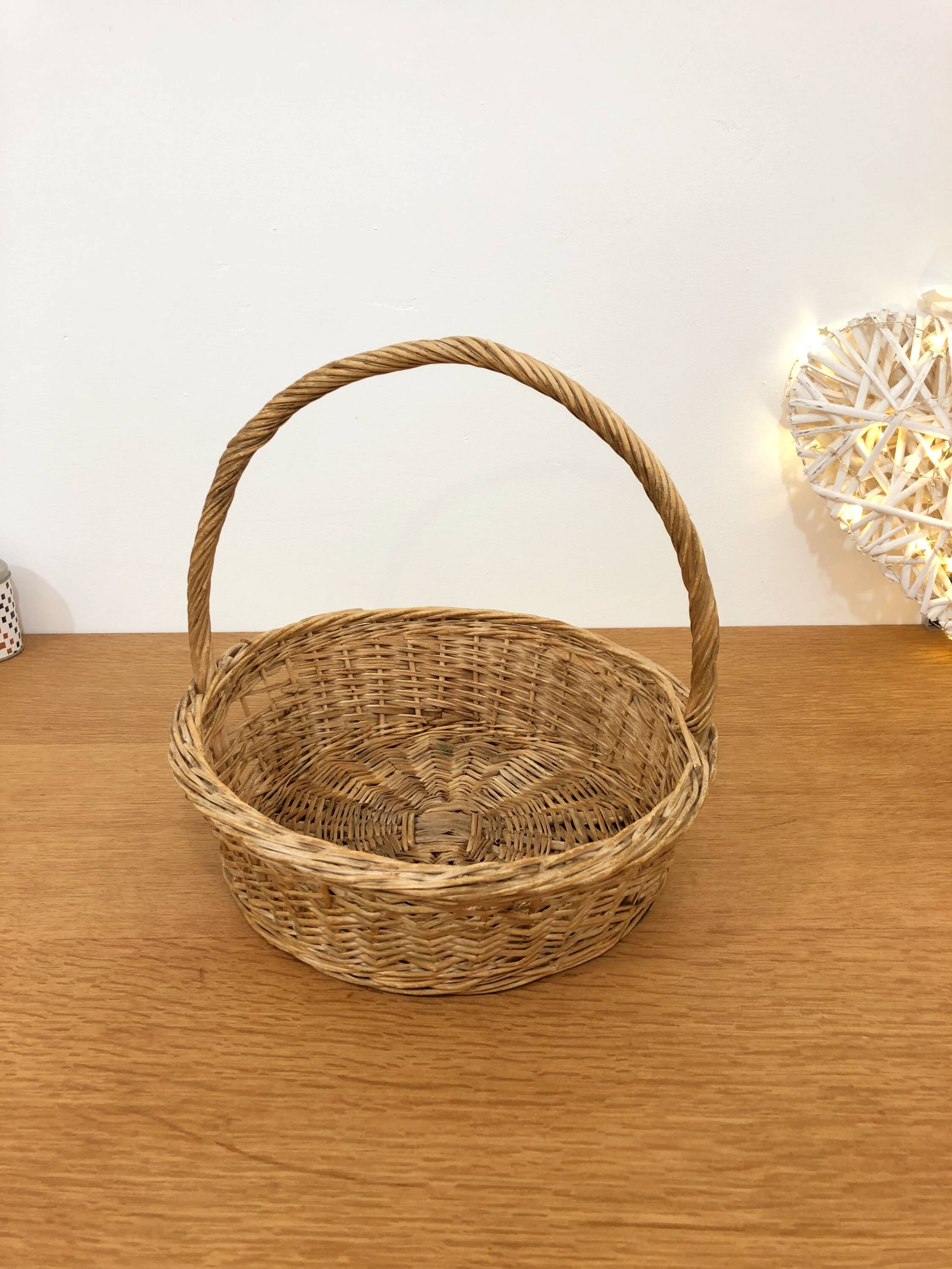 Natural wicker presentation basket