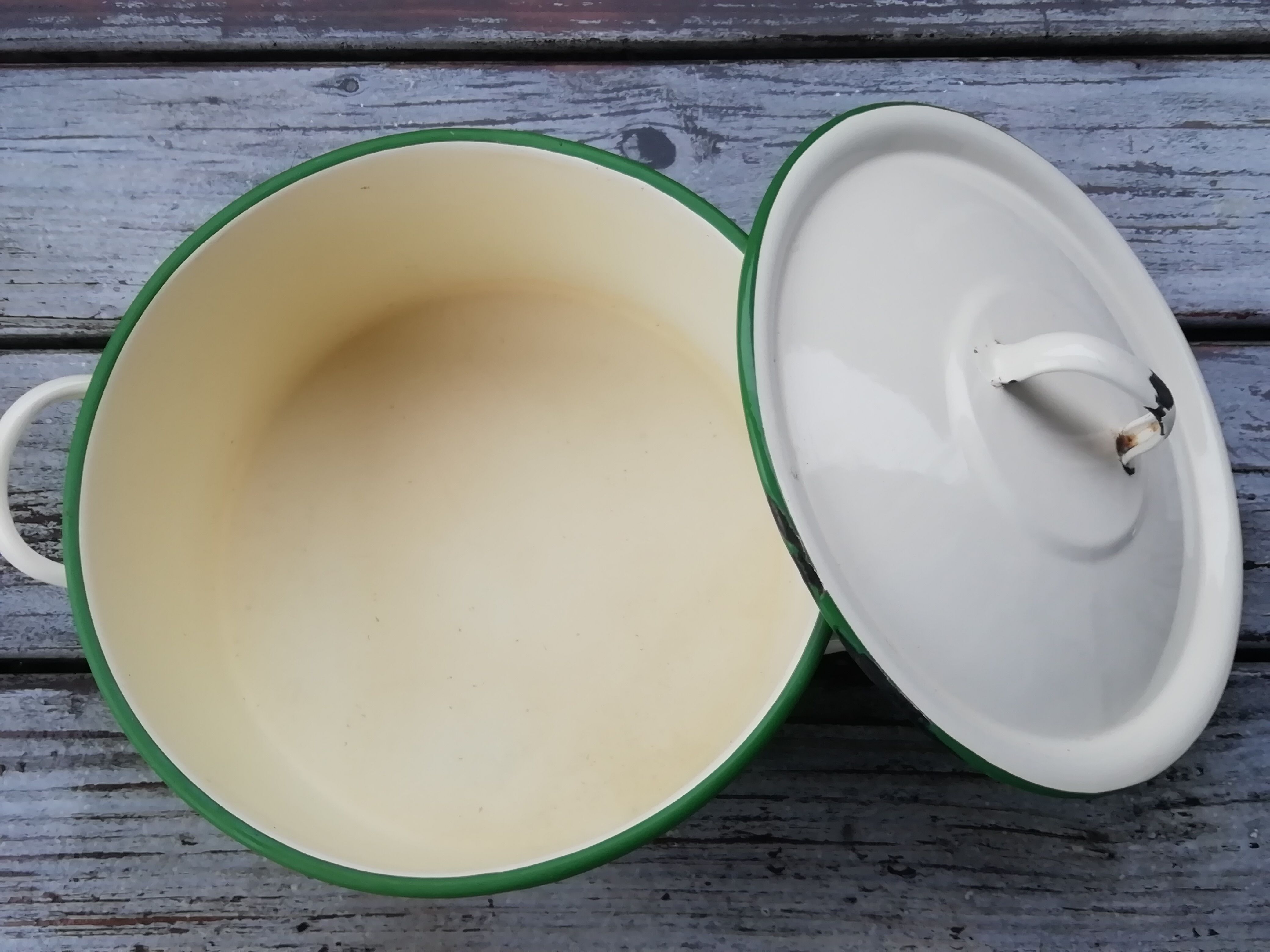 Enamelled sheet metal cocotte