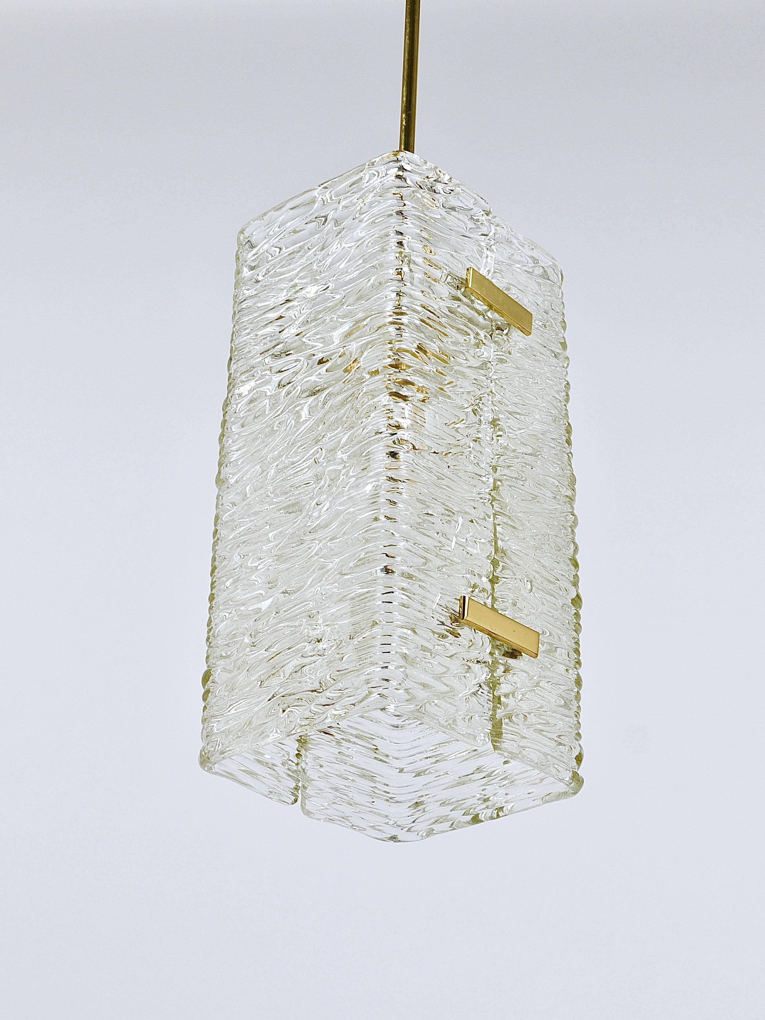 J.T. Kalmar Lustre Rectangulaire en Verre Texturé et Laiton, Suspension, Années 1950