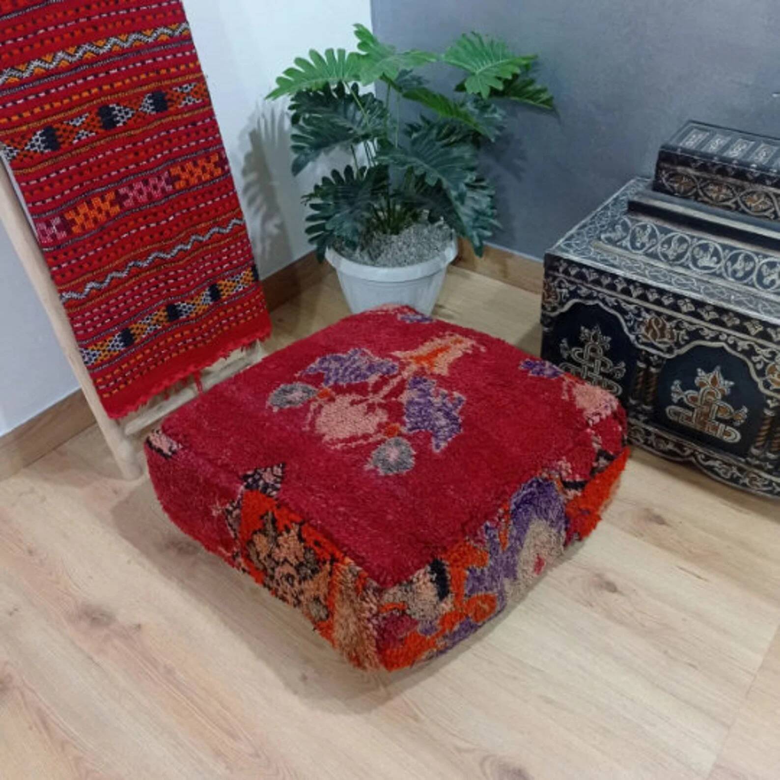 Handmade Berber pouf in wool 60 X 60 X 20 CM