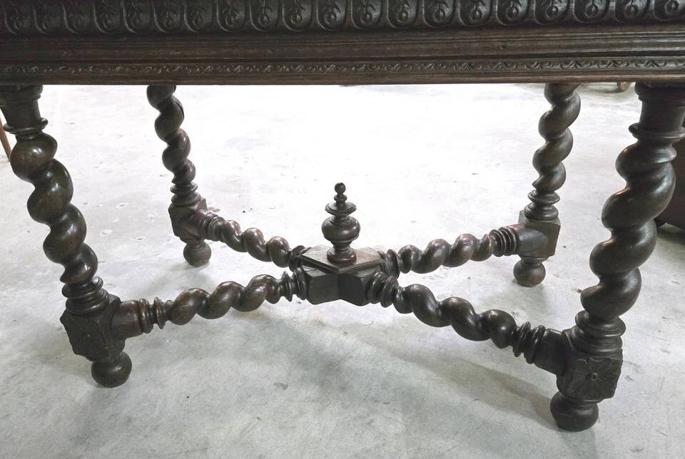 table bureau de style Renaissance / Henri II en chêne massif richement scul