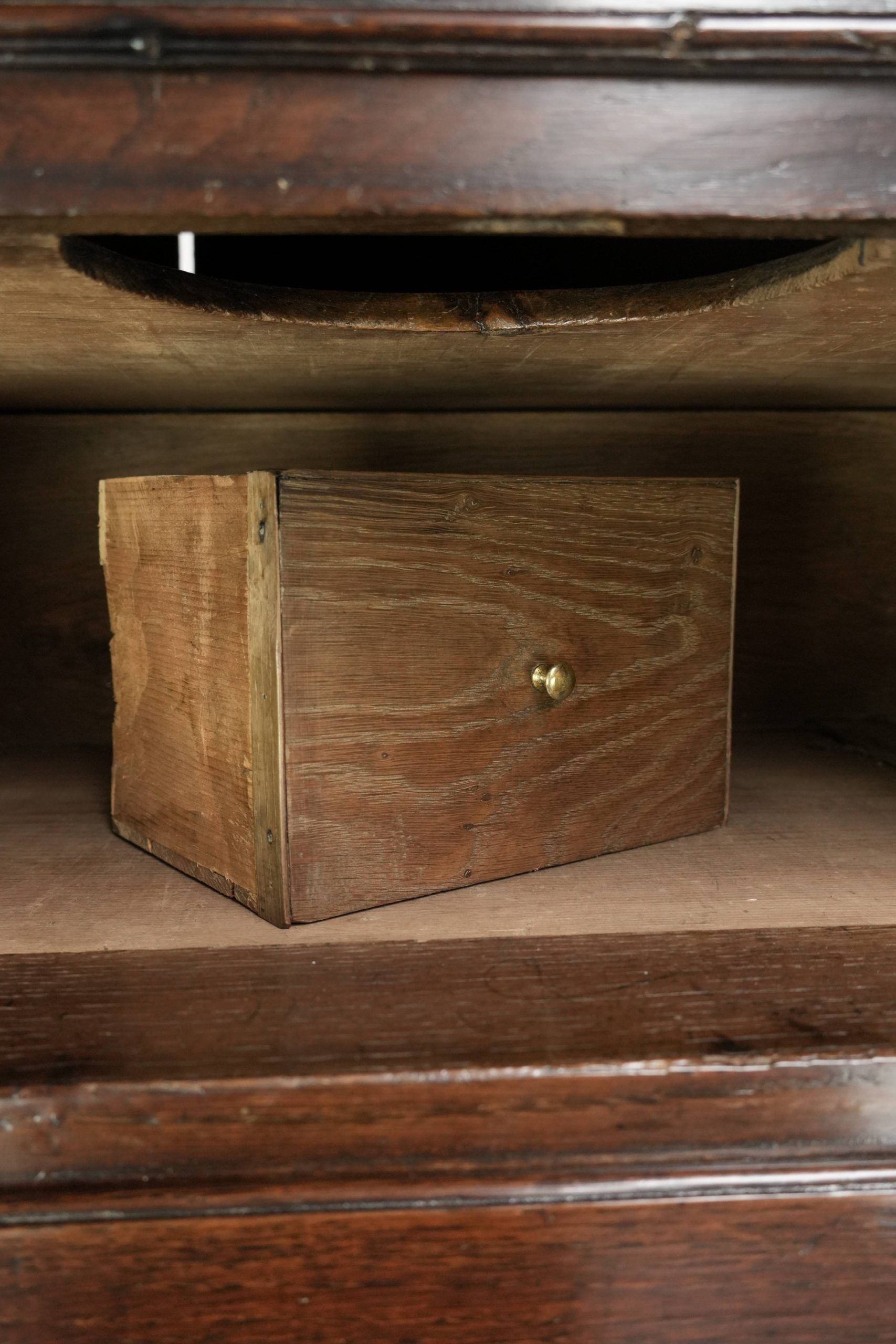 Commode anglaise antique du XVIIIe siècle en chêne.