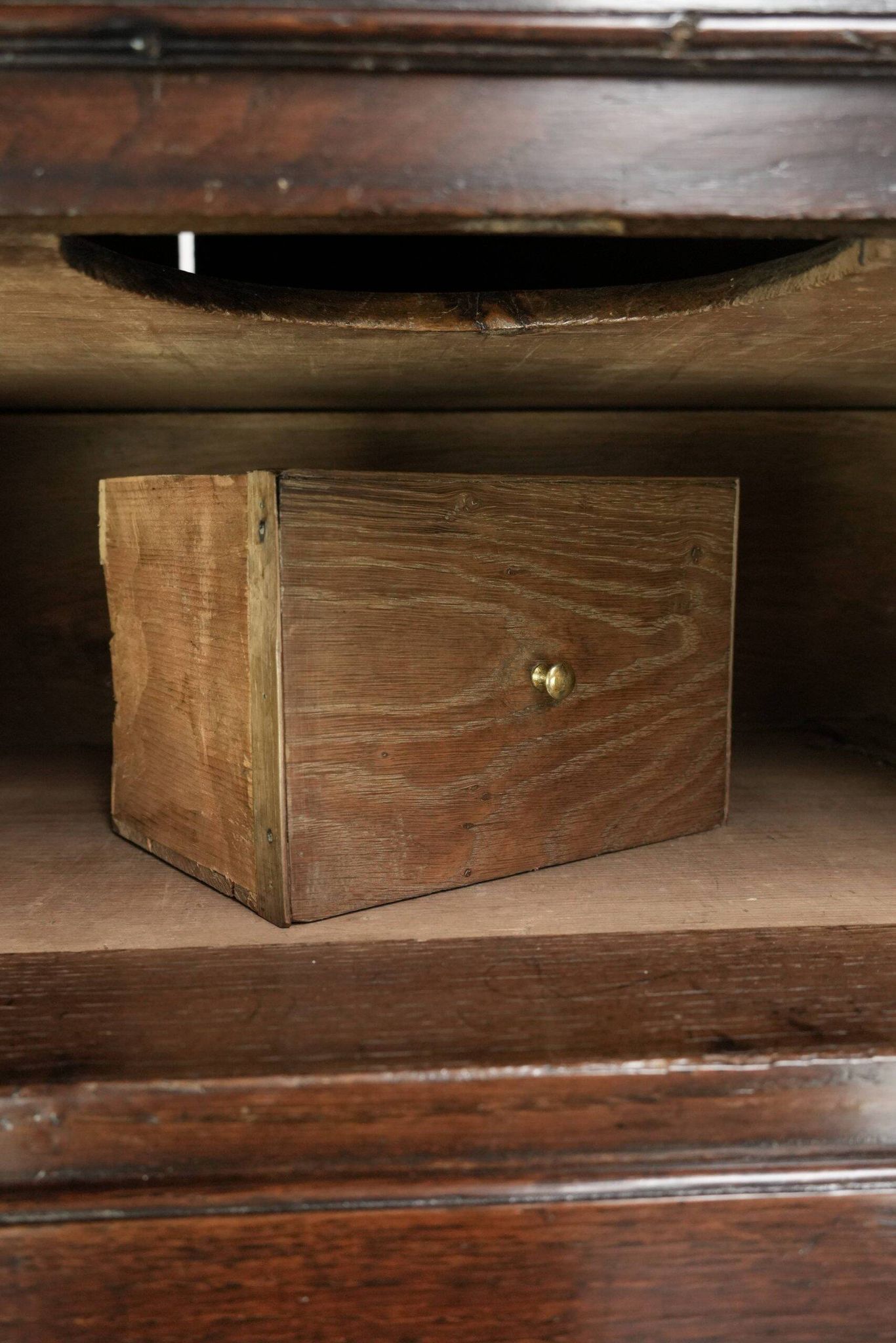 Commode anglaise antique du XVIIIe siècle en chêne.