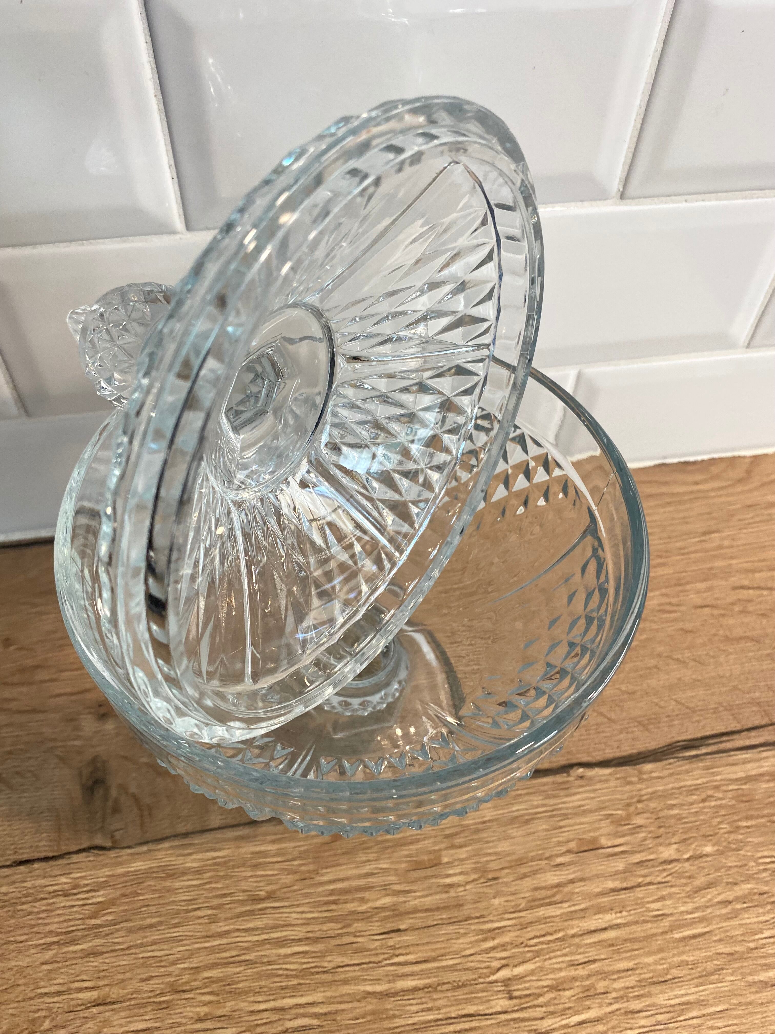 Chiseled white glass candy box