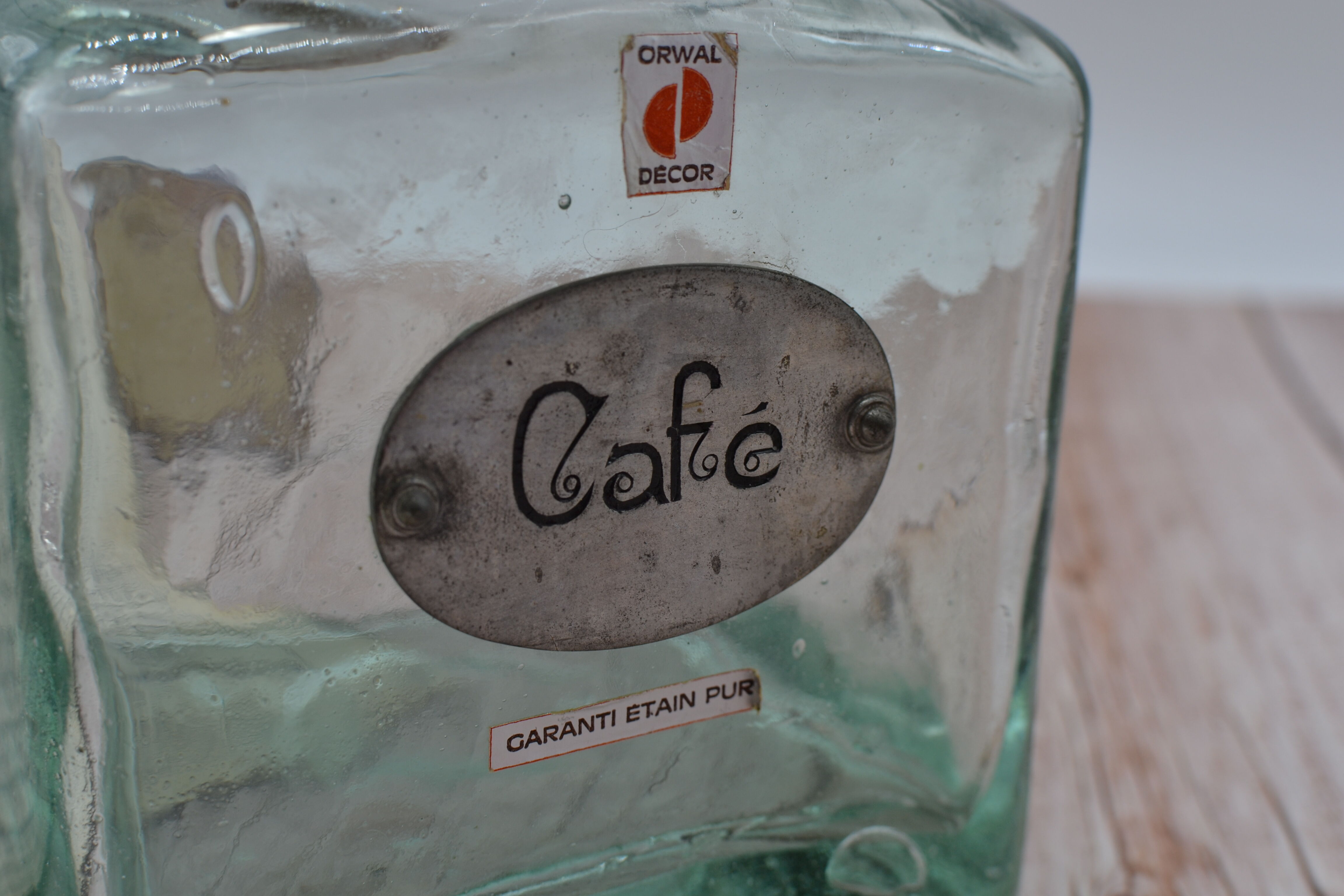 Bocal à café vintage avec de l'étain pur