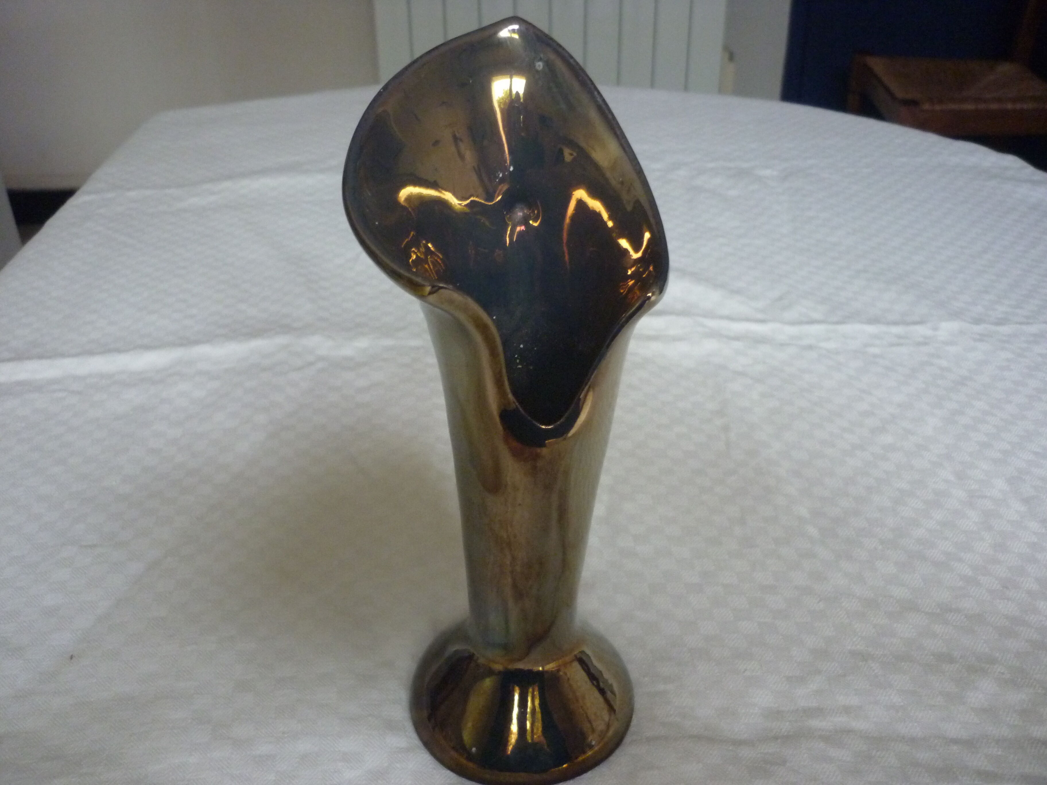 Vase en ceramique irisee marron avec anse