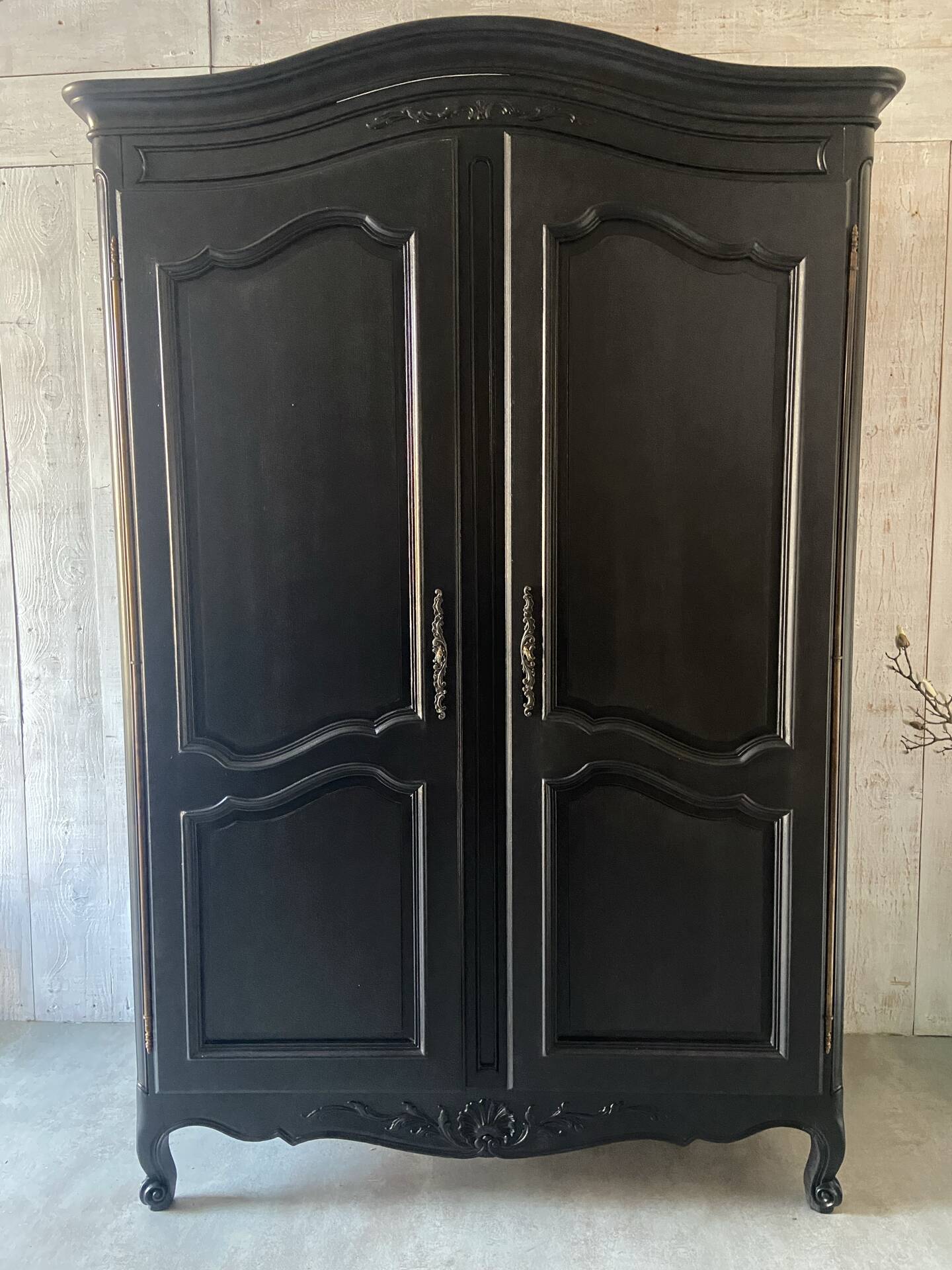 Armoire « chapeau de gendarme »