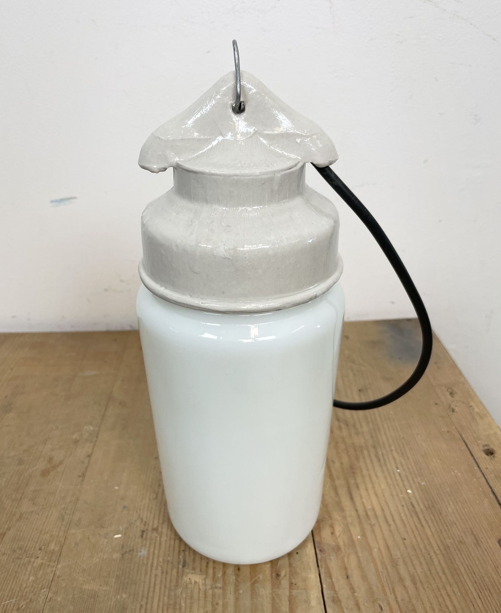 Suspension en porcelaine blanche industrielle avec verre opale, années 1970