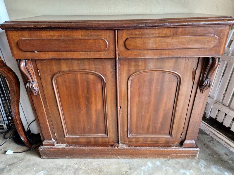 Mahogany and mahogany veneer sideboard - English work from the Victorian period - Circa 1870-1880