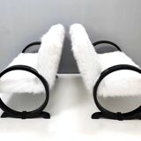 Canapé 2 places vintage en fausse fourrure blanche et structure en bois noir, Italie