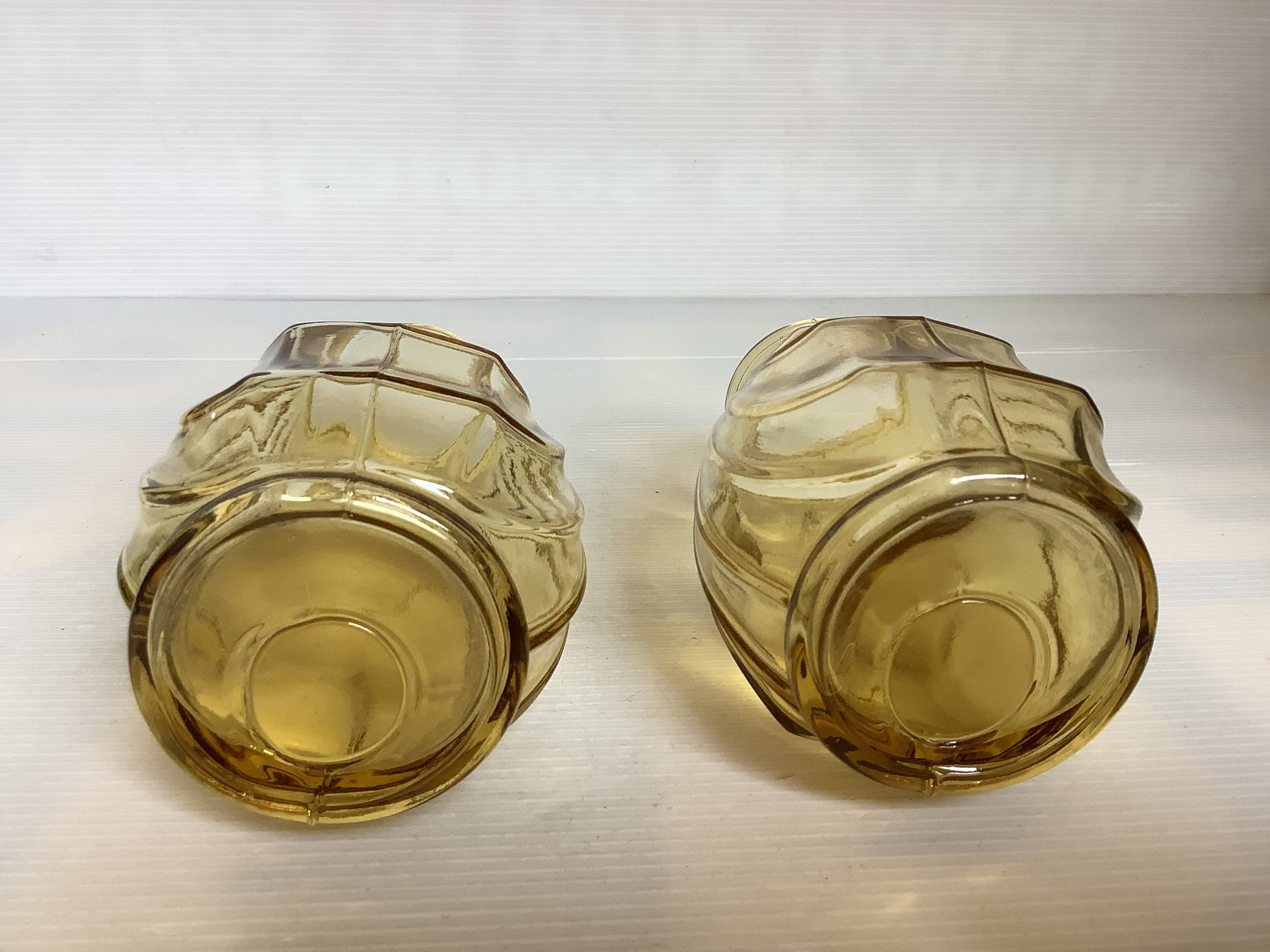 Paire de petits vases jaune verre moulé