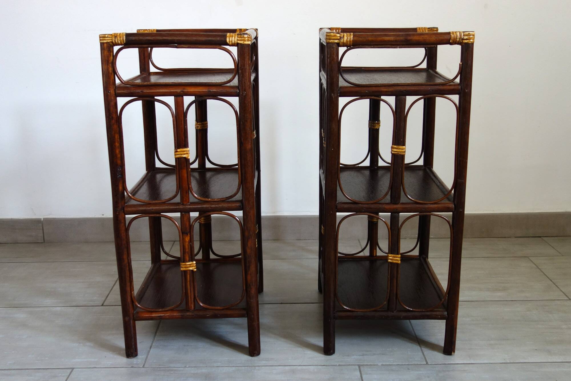 Lot 2 tables d’appoint / de chevet en rotin année 60