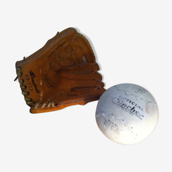 Gant de base ball vintage avec balle de softball vintage