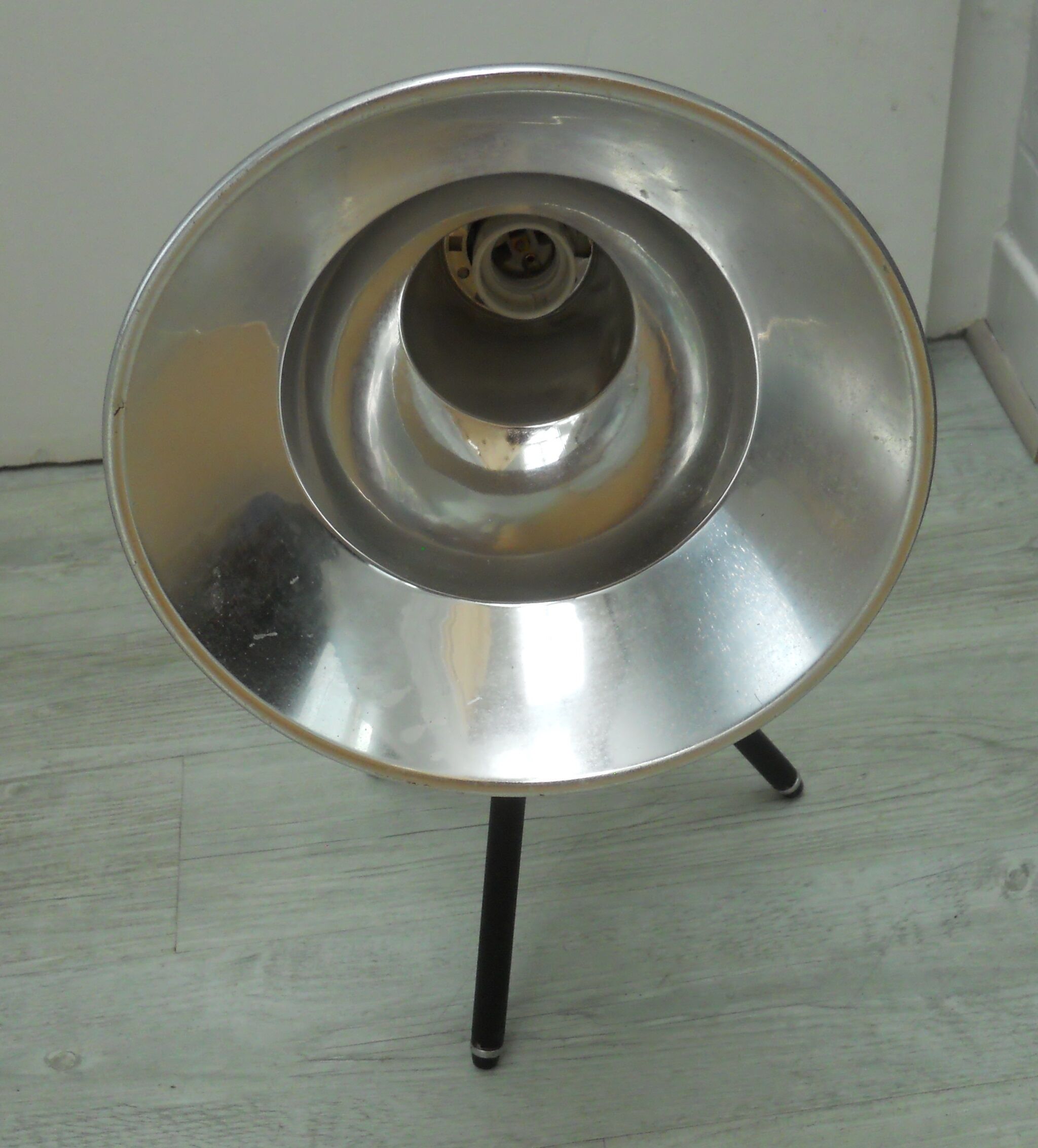 Lita standing projector