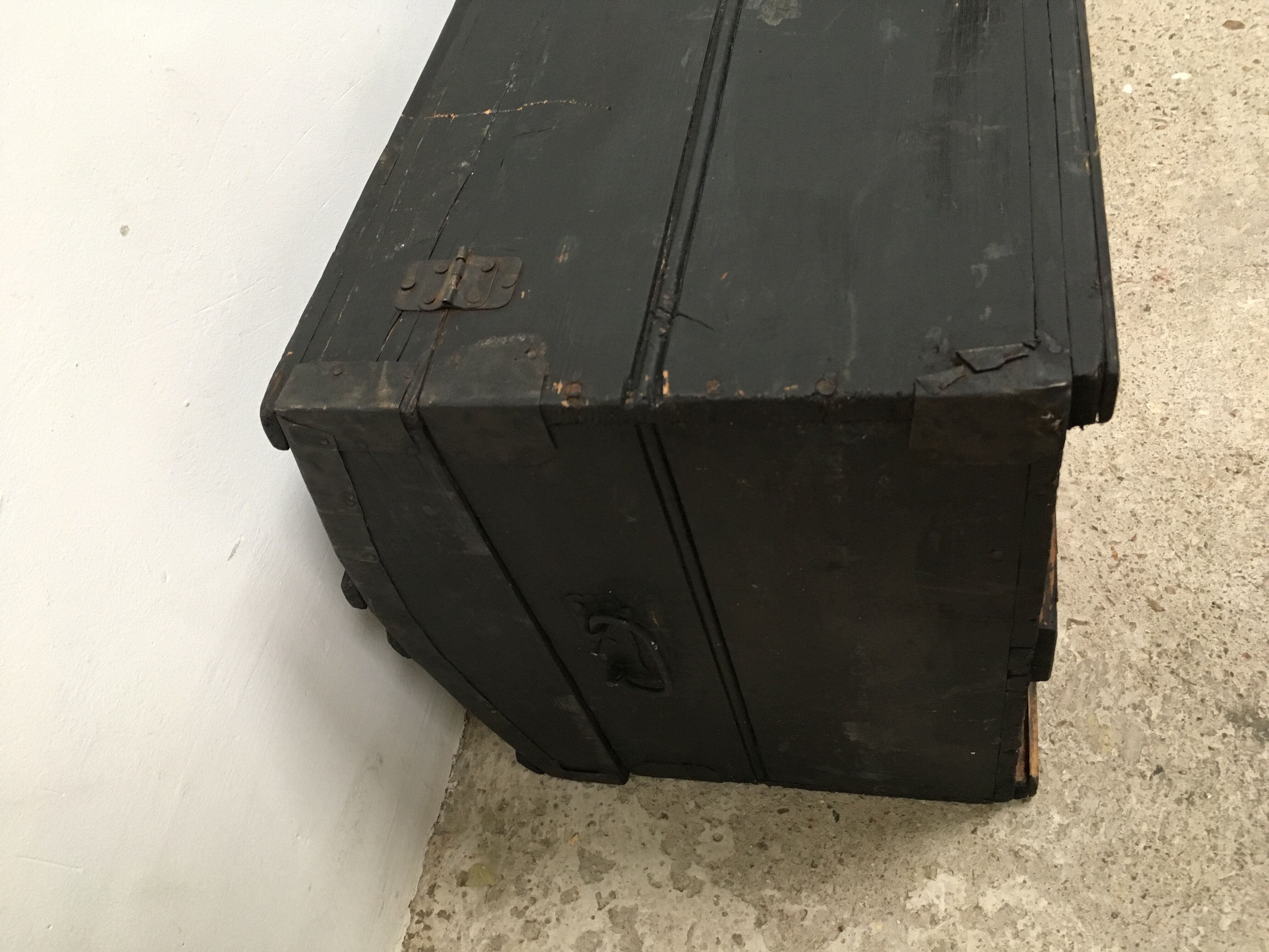 Matte black curved trunk