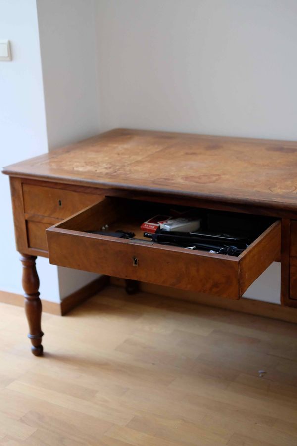 Bureau plat en ronce de noyer – Époque Louis-Philippe, XIXᵉ siècle