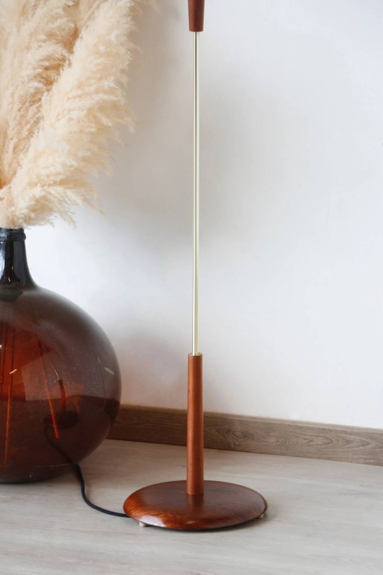 Vintage teak floor lamp from the 60s – renovated & chic design