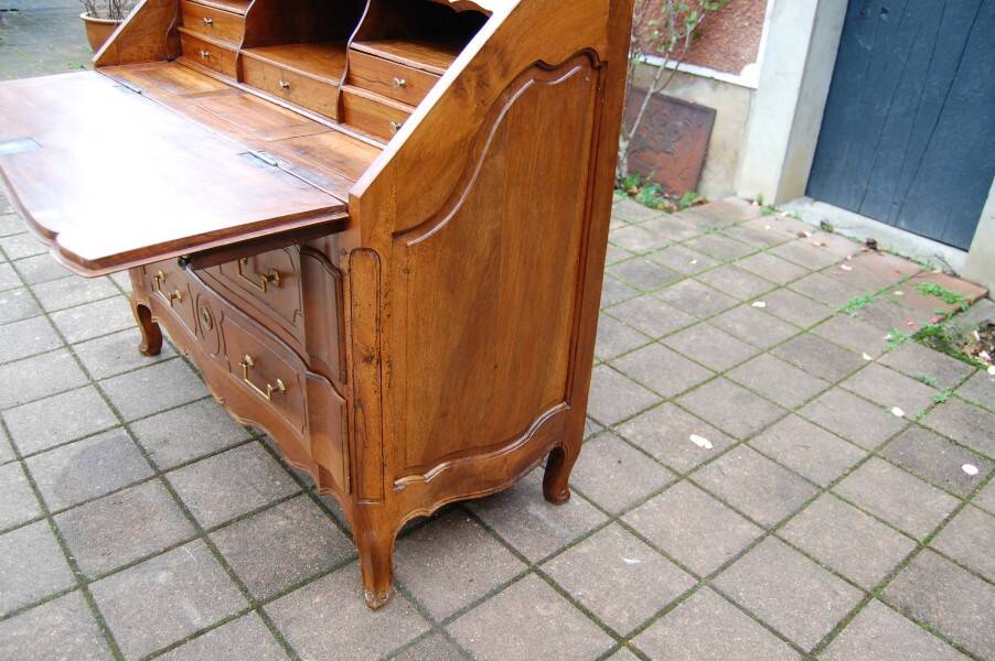 Louis xv period transitional walnut slant-front desk from the louis xvi era, 18th century