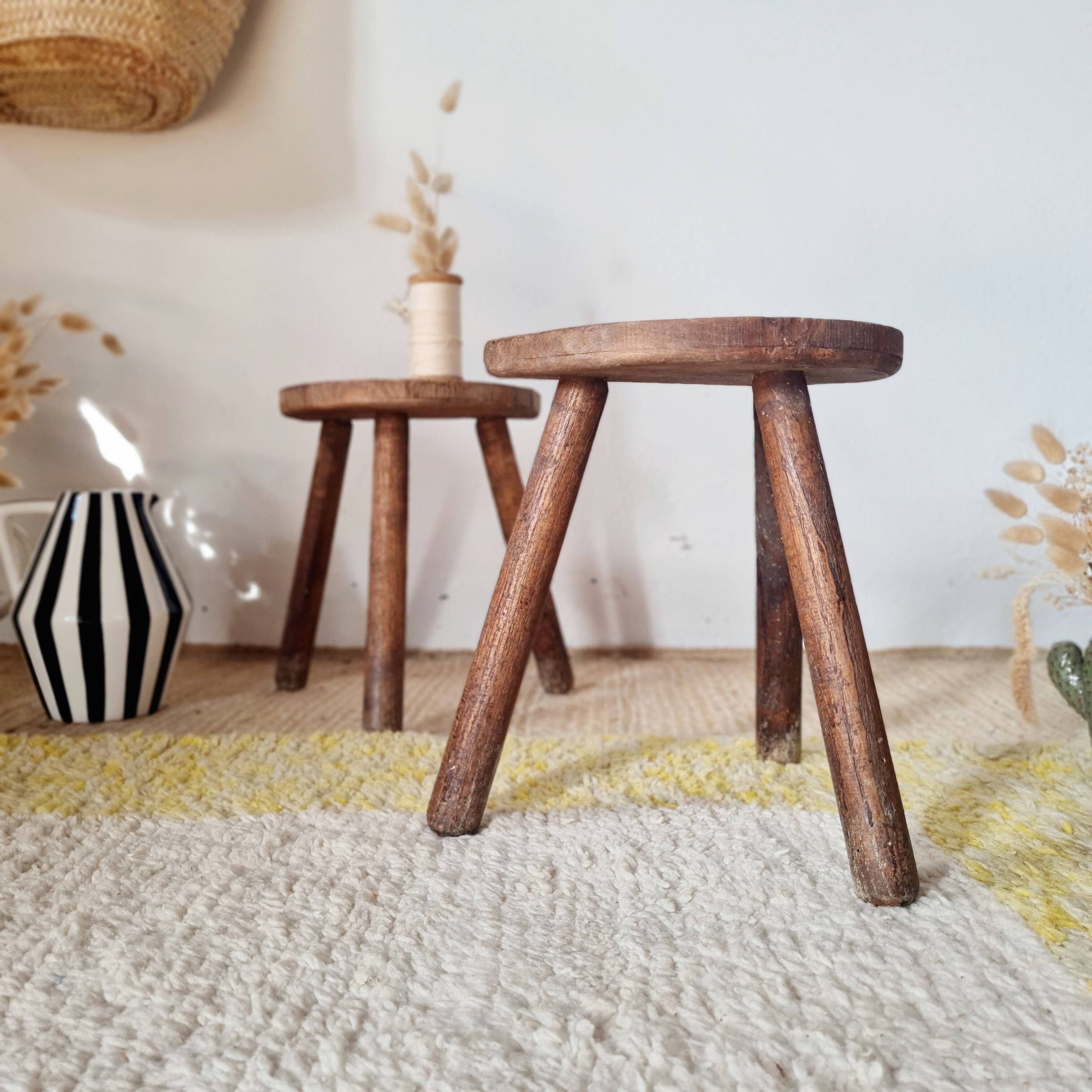 Vintage tripod stool in brutalist wood - folk art