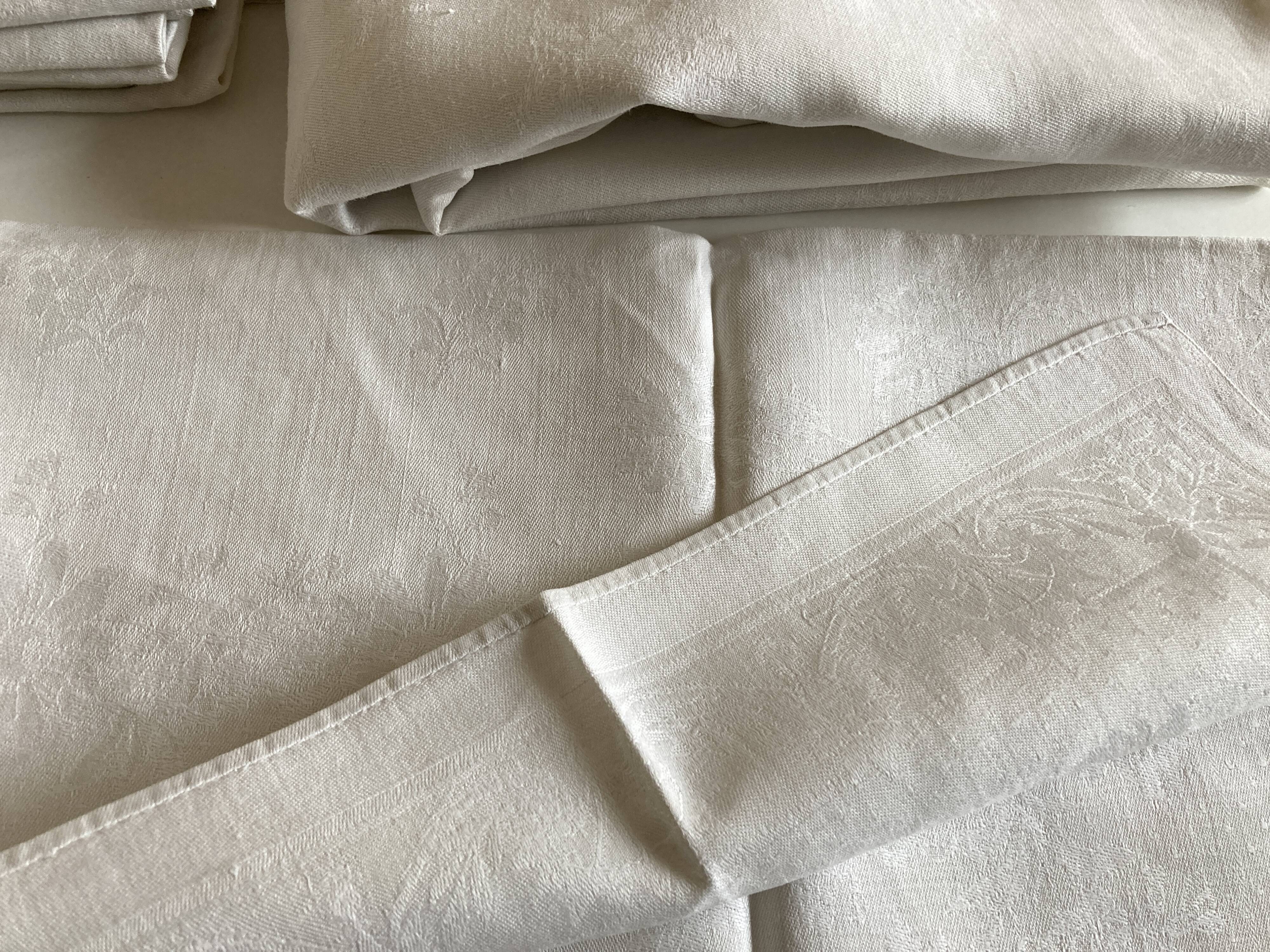 Tablecloth and 8 damask linen napkins embroidered RT circa 1900.