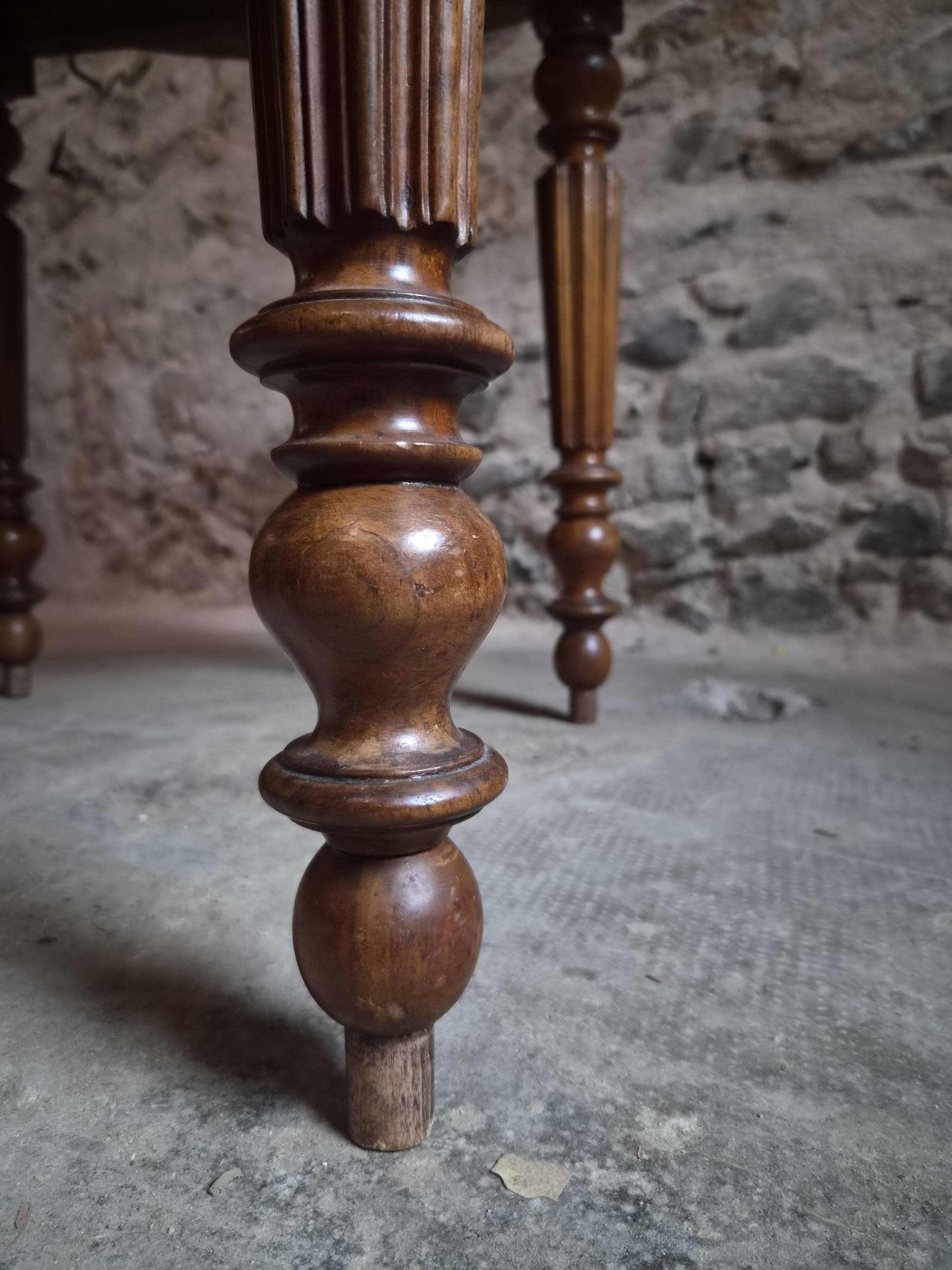French antique round dining table in walnut, circa 1880–1900.