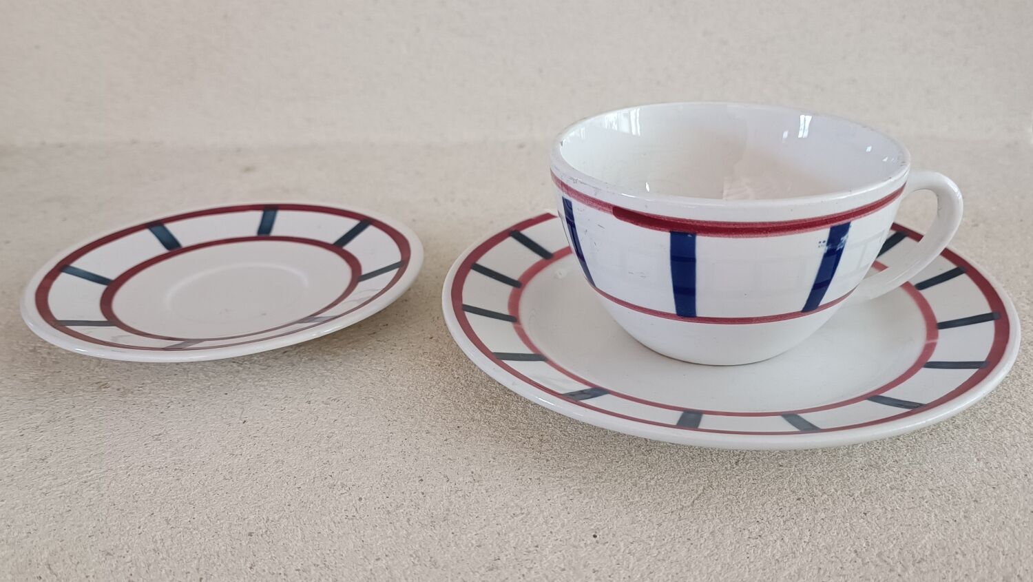 Tasse à thé, soucoupe et assiette Basque Digoin