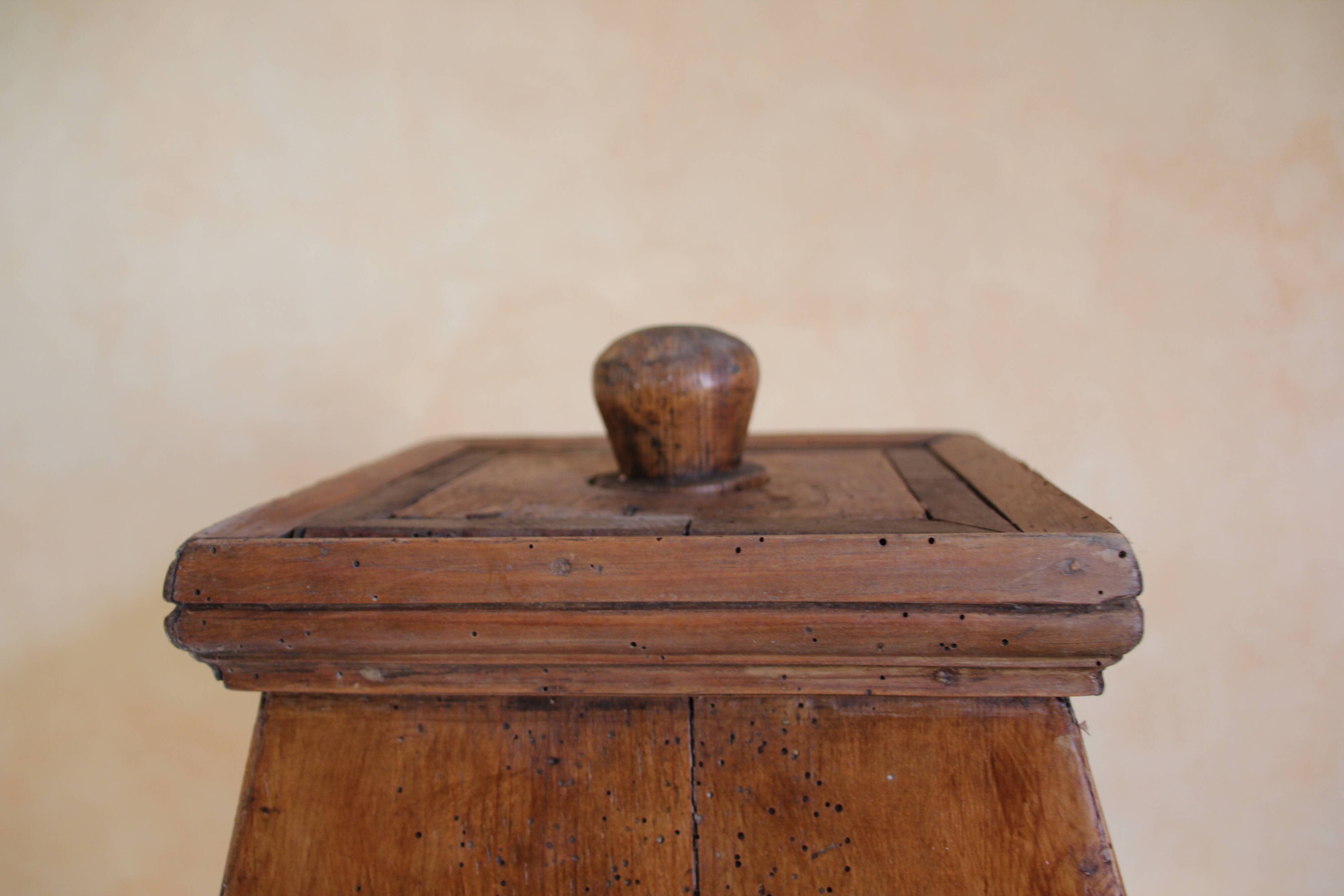 Light wood lectern unit on foot, 4 sides. Eighteenth century