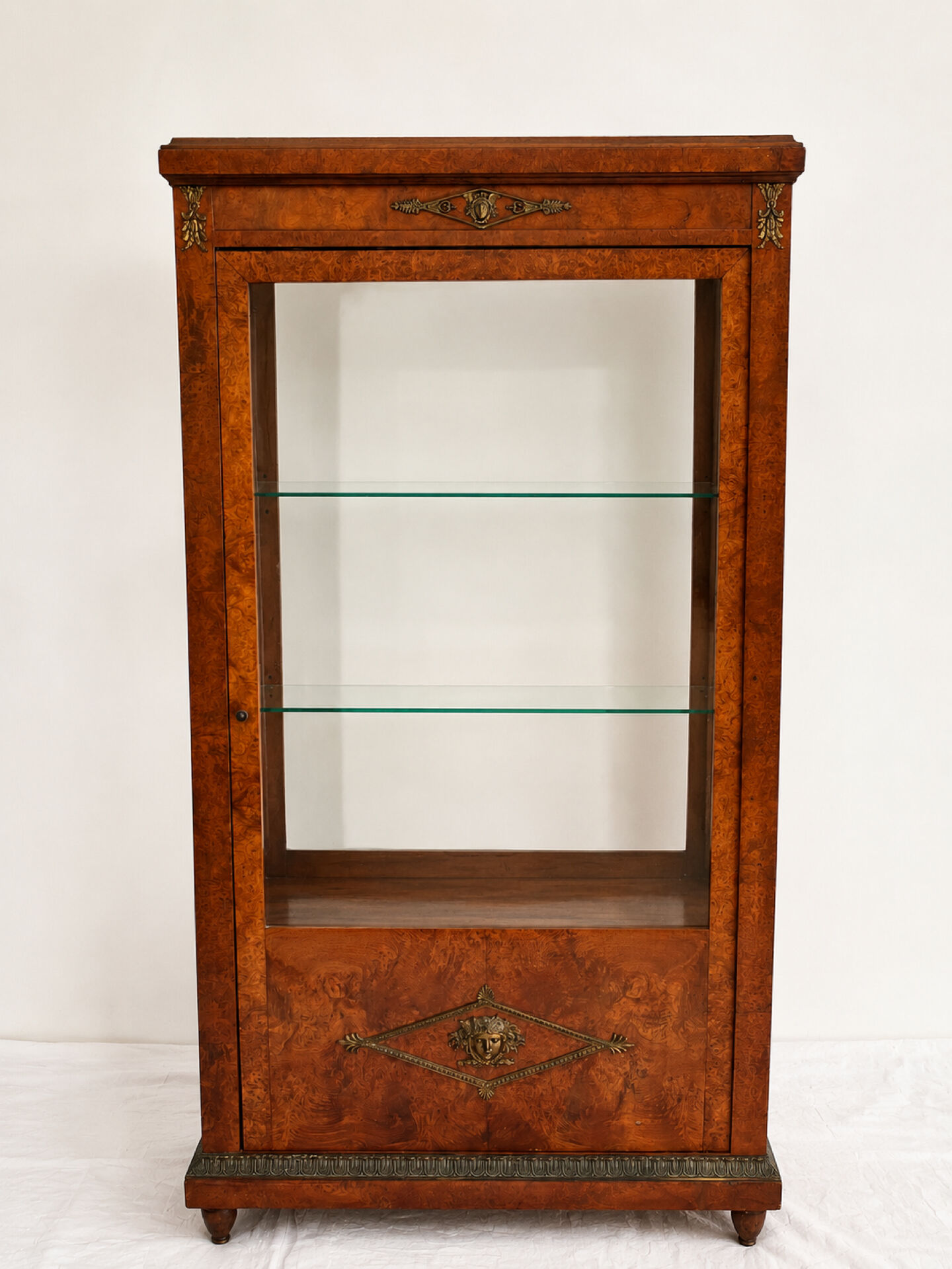 Vitrine ancienne en loupe d’orme et bronzés dorés - Style Napoléon III
