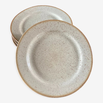 Four beige speckled plates