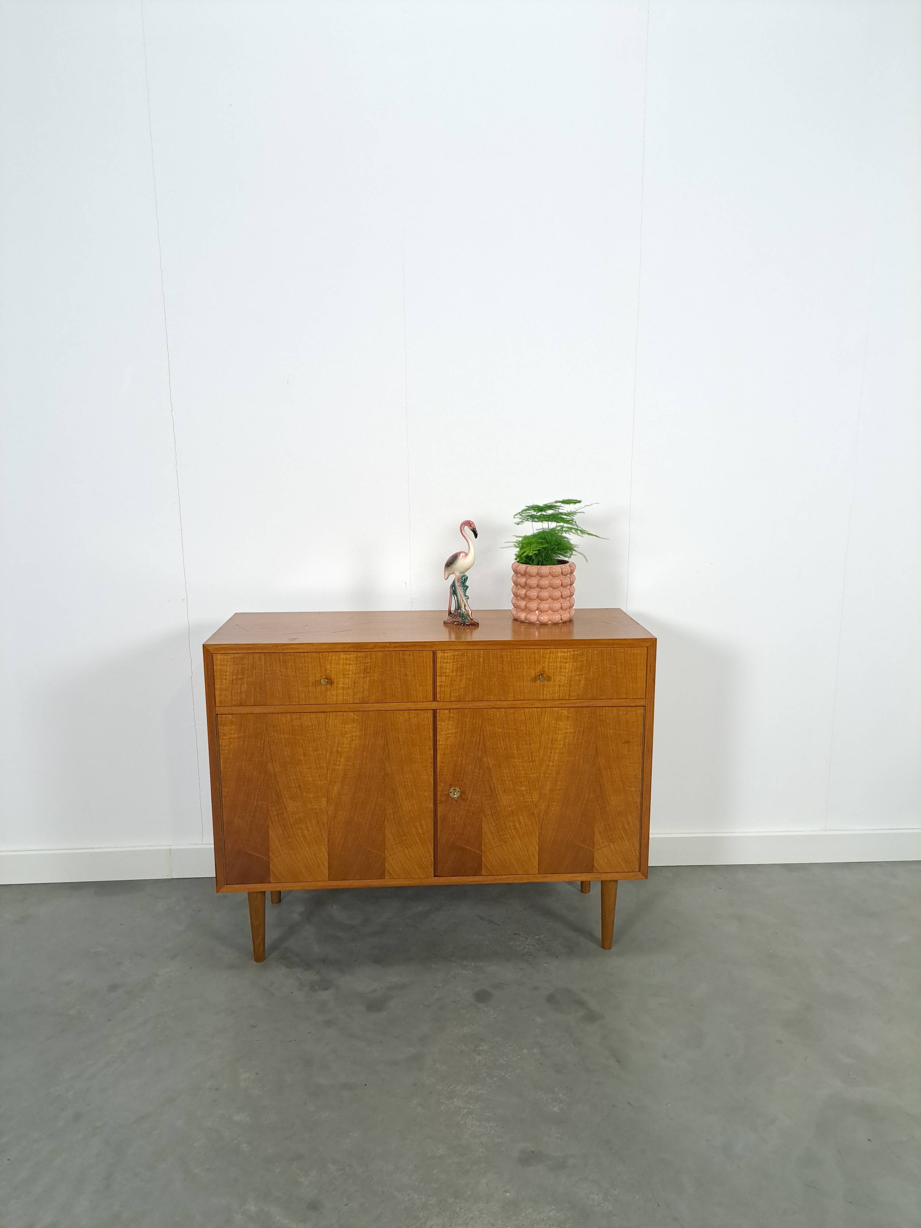 Meuble en placage avec tiroirs et pieds ronds en bois