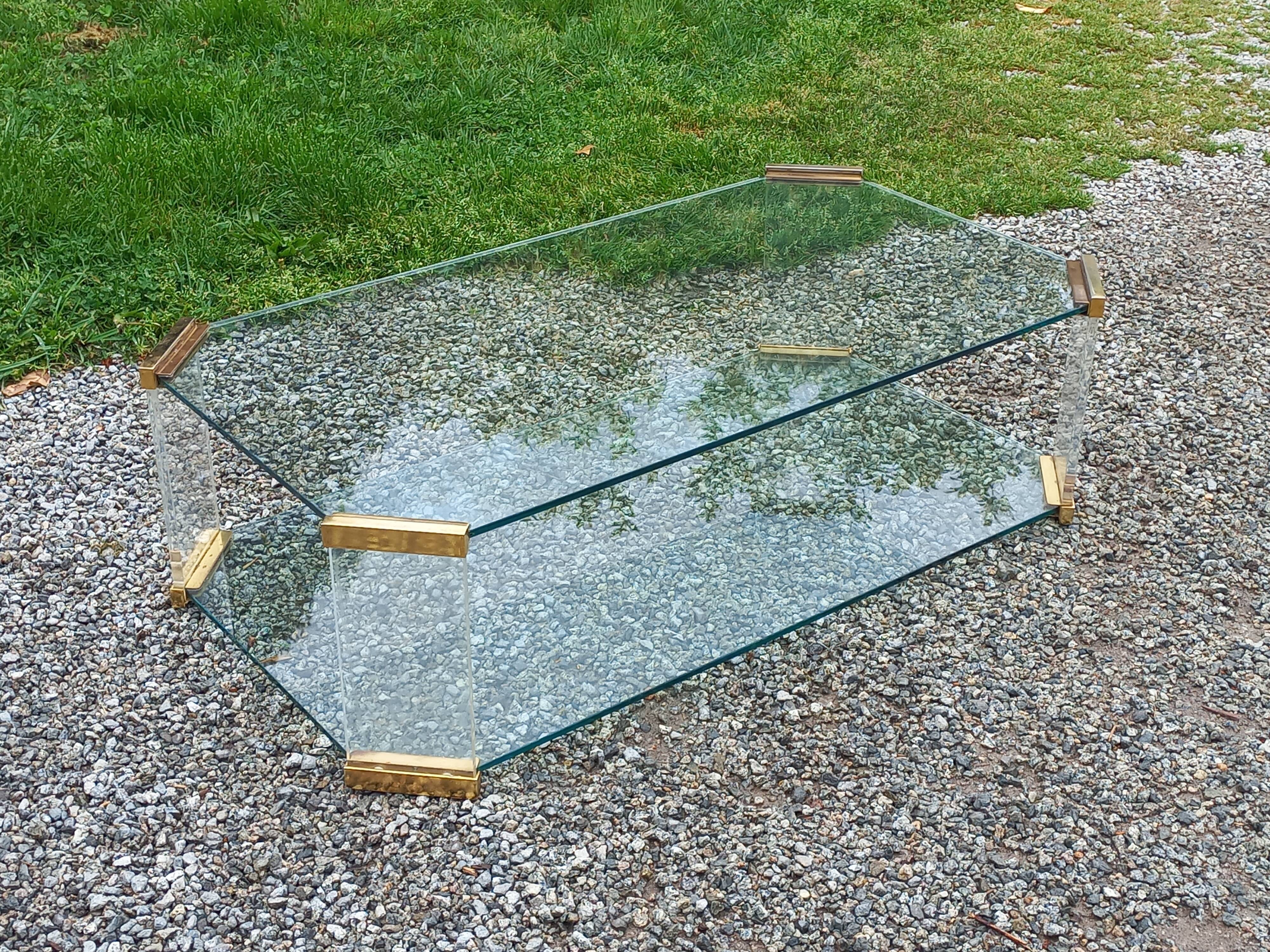 Table basse design des années 70 en verre plexi métal doré