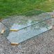 Table basse design des années 70 en verre plexi métal doré