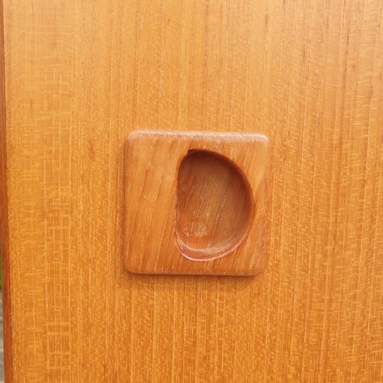 Scandinavian dressing cabinet with round mirror