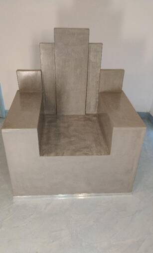 Architectural armchair in polished concrete – Unique artisan piece.